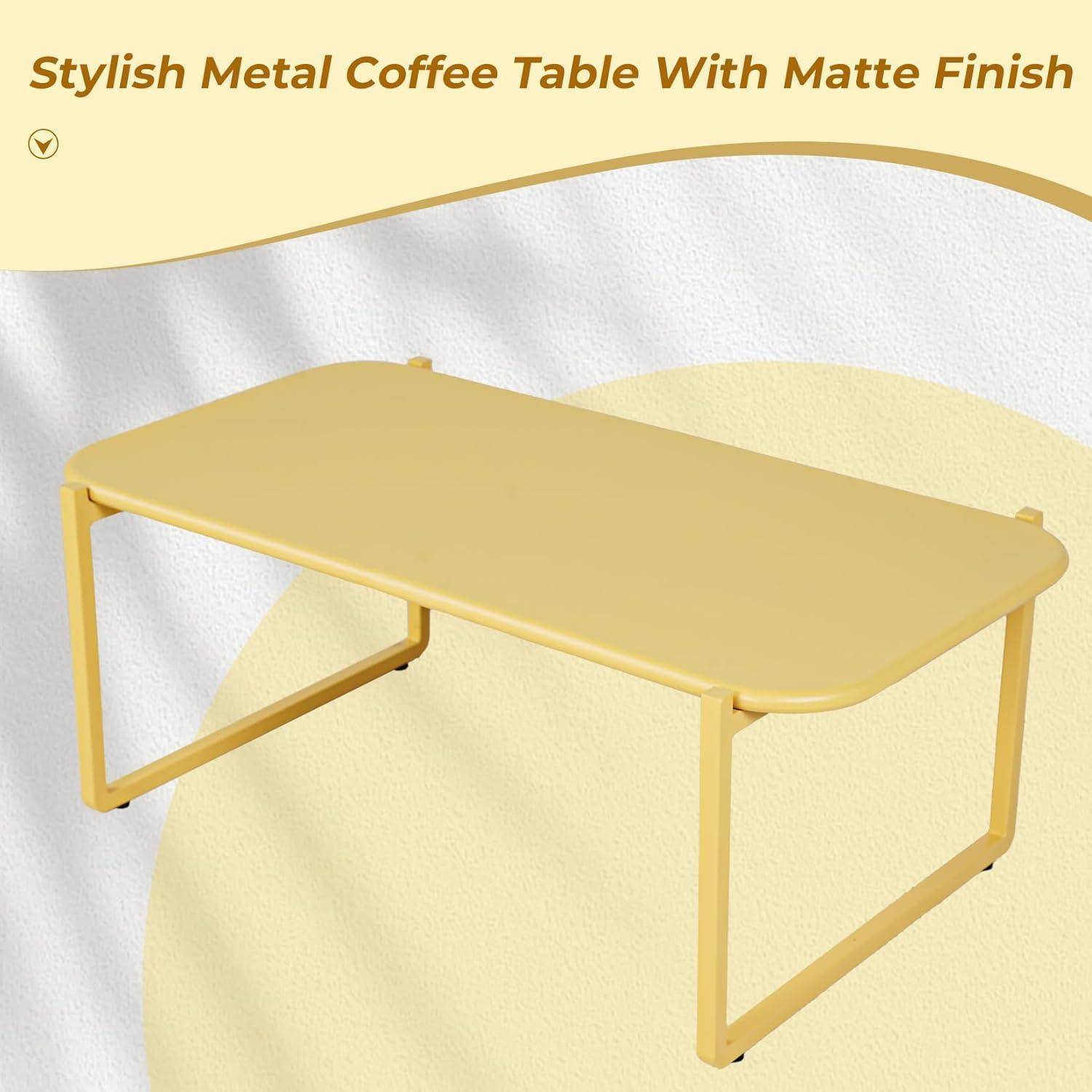 Ein gelber Couchtisch aus Metall mit matter Oberfläche wird künstlerisch vor einem geschwungenen beigen Hintergrund präsentiert.