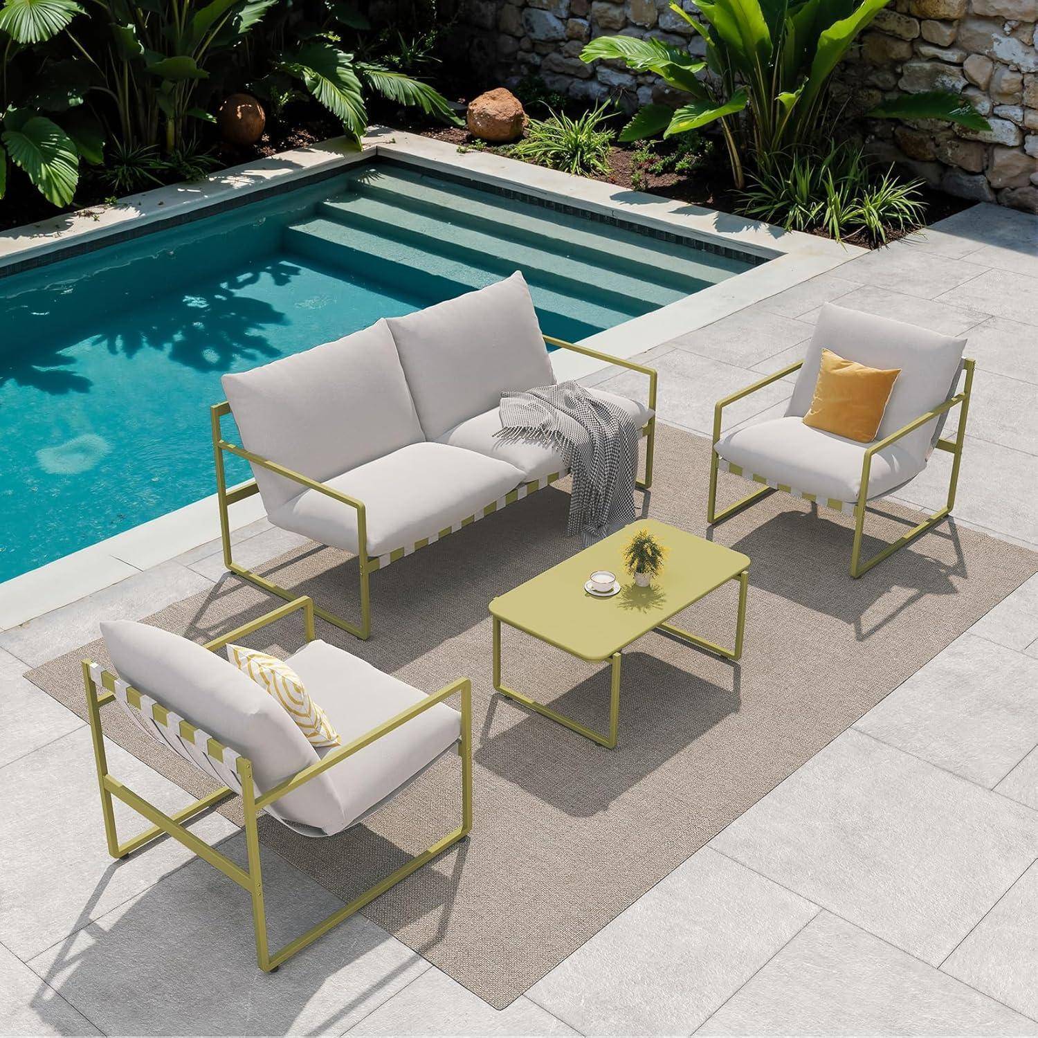 Terrasse im Freien mit zwei Sesseln, einer Sitzbank und einem Tisch auf einem Teppich neben einem Pool. Umgeben von Pflanzen und einer Steinmauer.