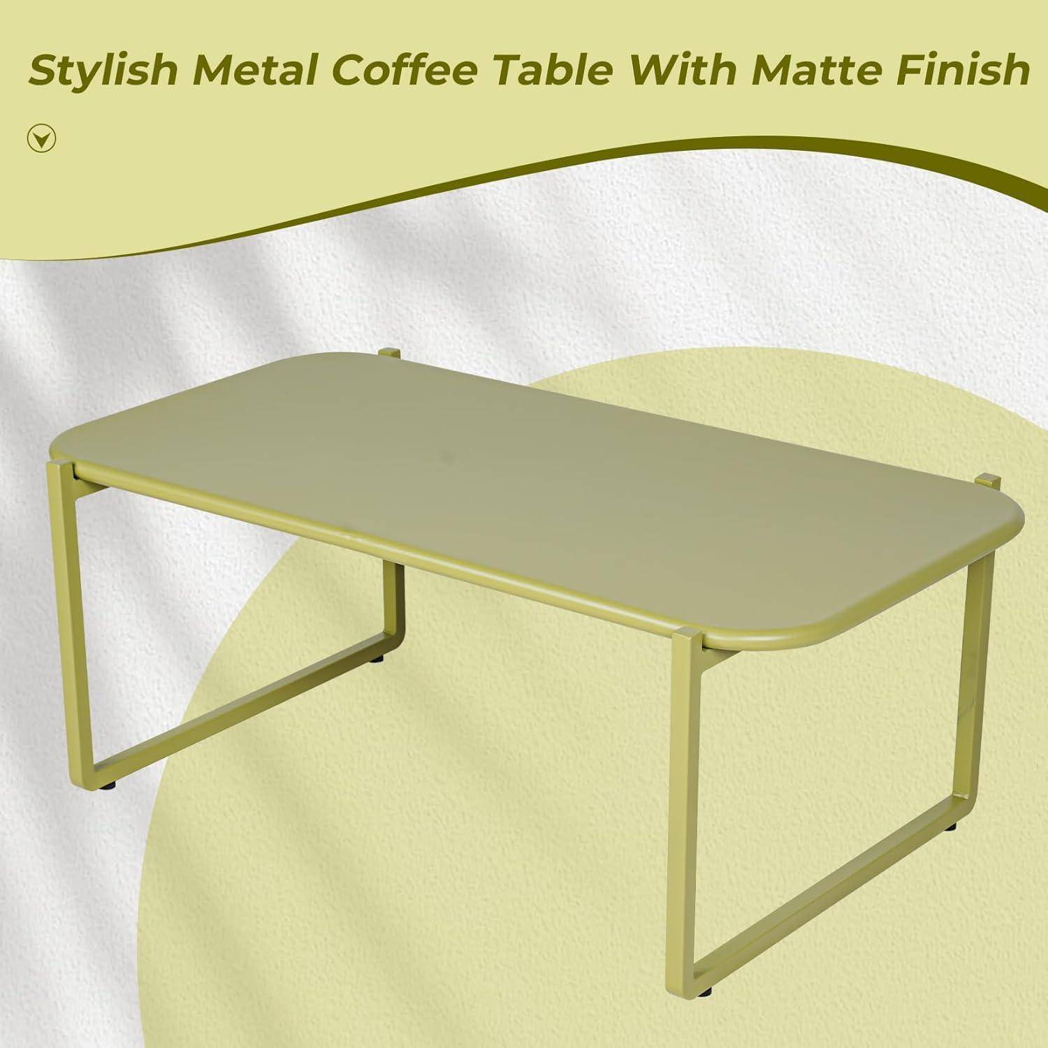 Stilvoller Metalltisch für Kaffee mit matter Oberfläche, charakterisiert durch eine rechteckige Form und minimalistisches Design vor einem strukturierten Hintergrund.