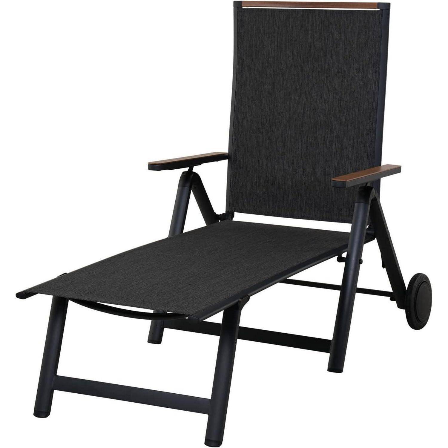 Ein schwarzer Liegestuhl mit Holmarmlehnen und hoher Rückenlehne, für den Außenbereich konzipiert und mit Rollen für einfache Beweglichkeit ausgestattet.