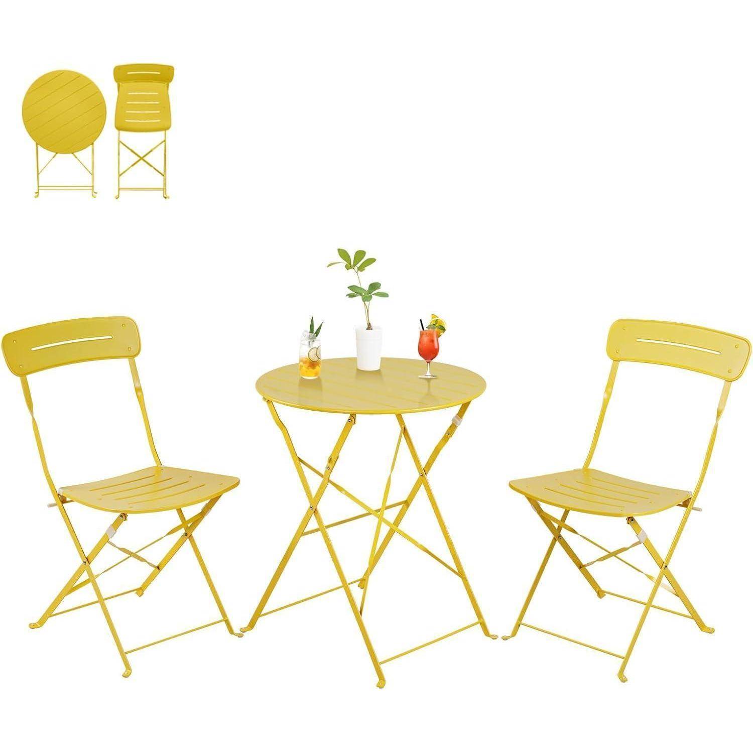 Gelbes Outdoor-Bistro-Set mit zwei Stühlen und einem runden Tisch, jeweils klappbar. Der Tisch trägt drei Getränke und eine kleine Pflanze.