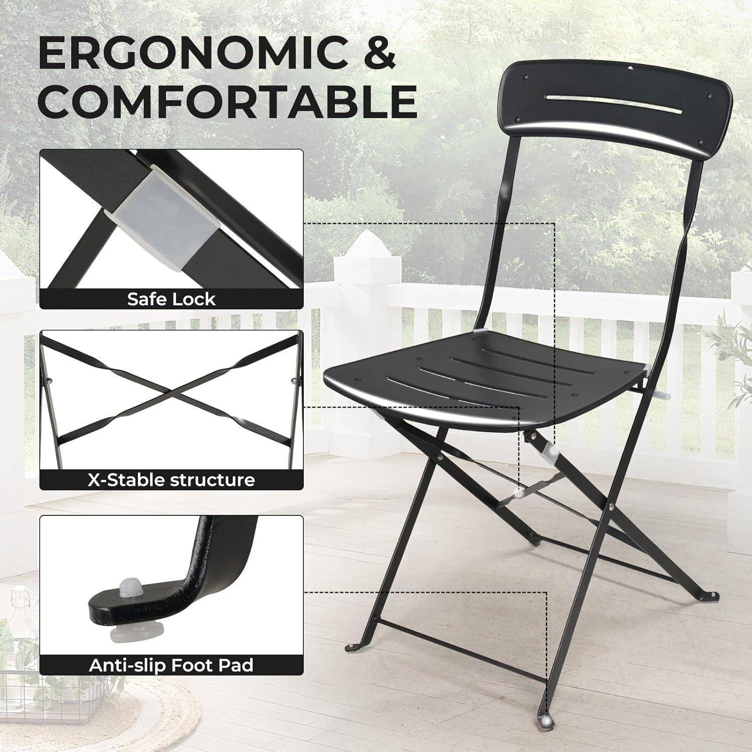 Klappbarer Metallstuhl auf einer Terrasse, mit beschrifteten Merkmalen: 'Ergonomisch & Komfortabel', mit Sicherheitsverriegelung, X-stabiler Struktur und rutschfester Fußauflage.