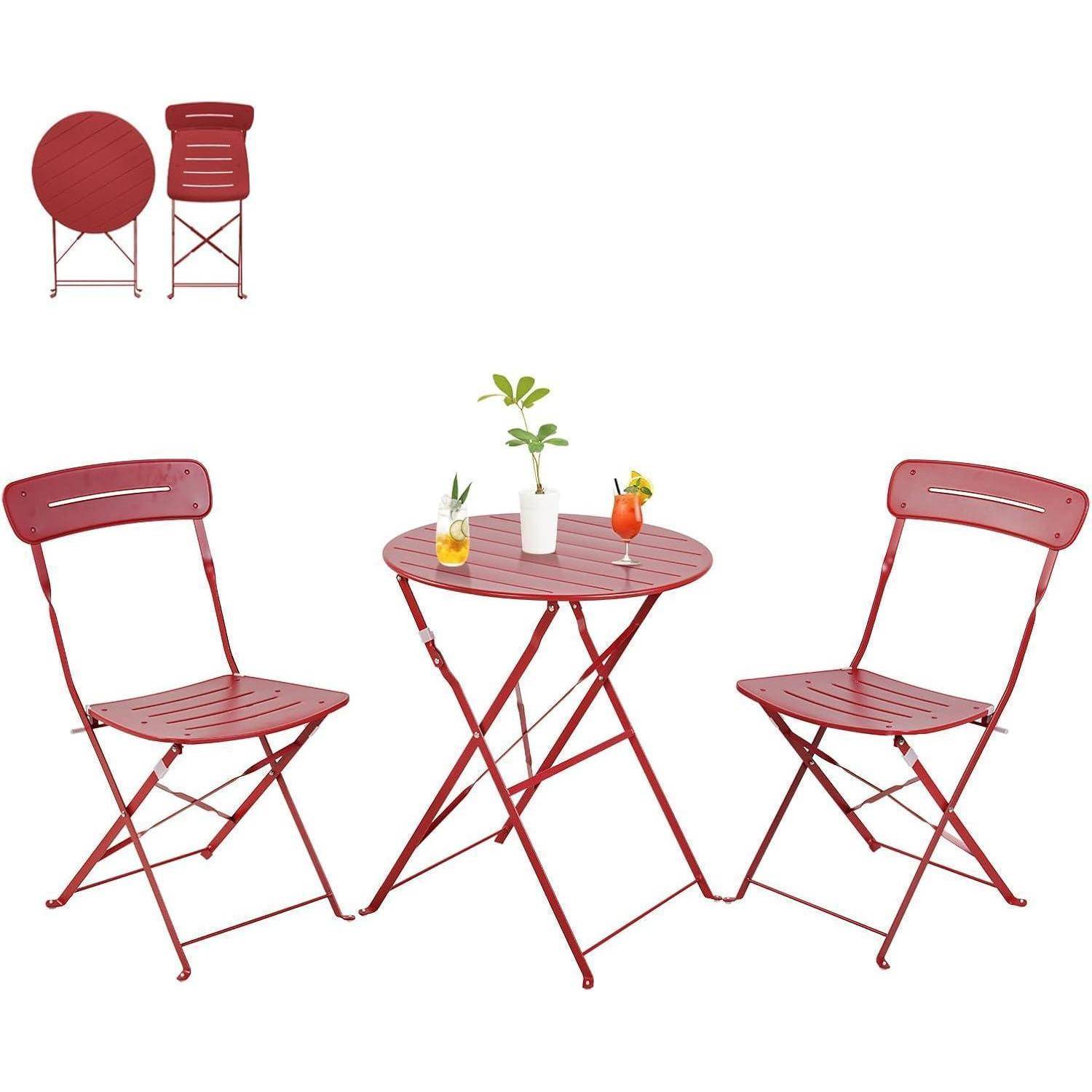 Rotes Metallbistro-Set enthält einen runden Tisch mit Topfpflanzen und zwei klappbaren Stühlen. Eingefügtes Bild zeigt Stühle und Tisch in zusammengeklappter Position.