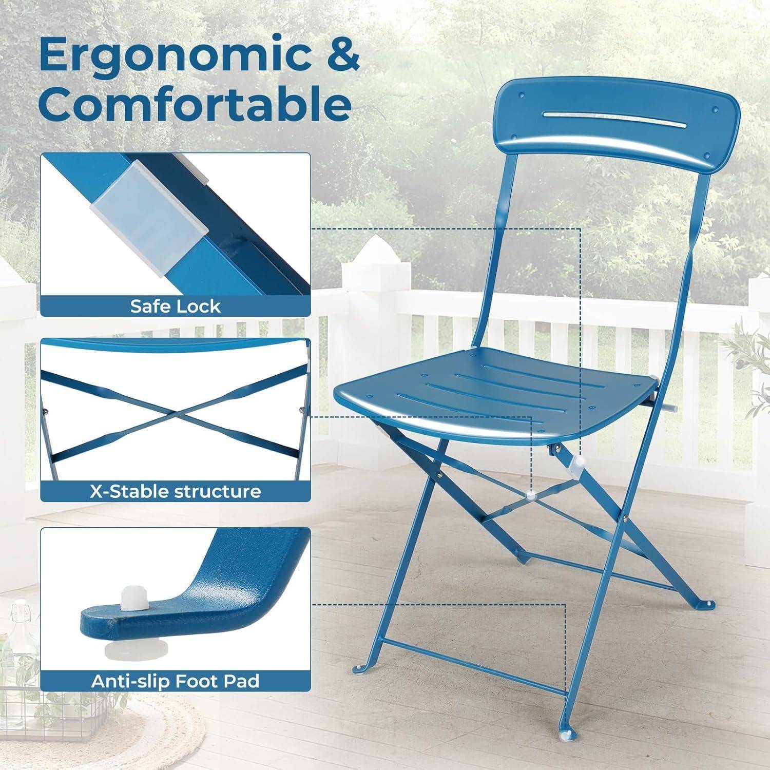 Blauer Klappstuhl auf einer Veranda, gekennzeichnet als 