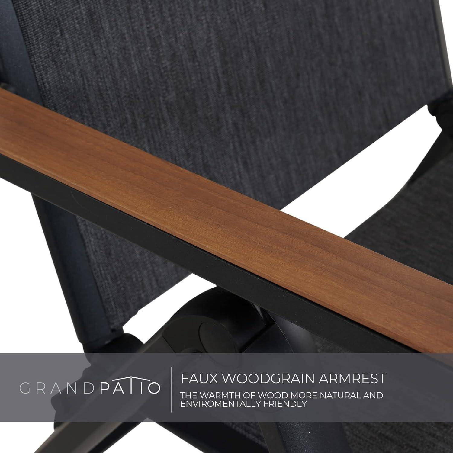 Ein Stuhl mit dunklem Stoff und einer Holzimitat-Armlehne wird präsentiert. Text lautet: „Holzimitat-Armlehne, umweltfreundlich.