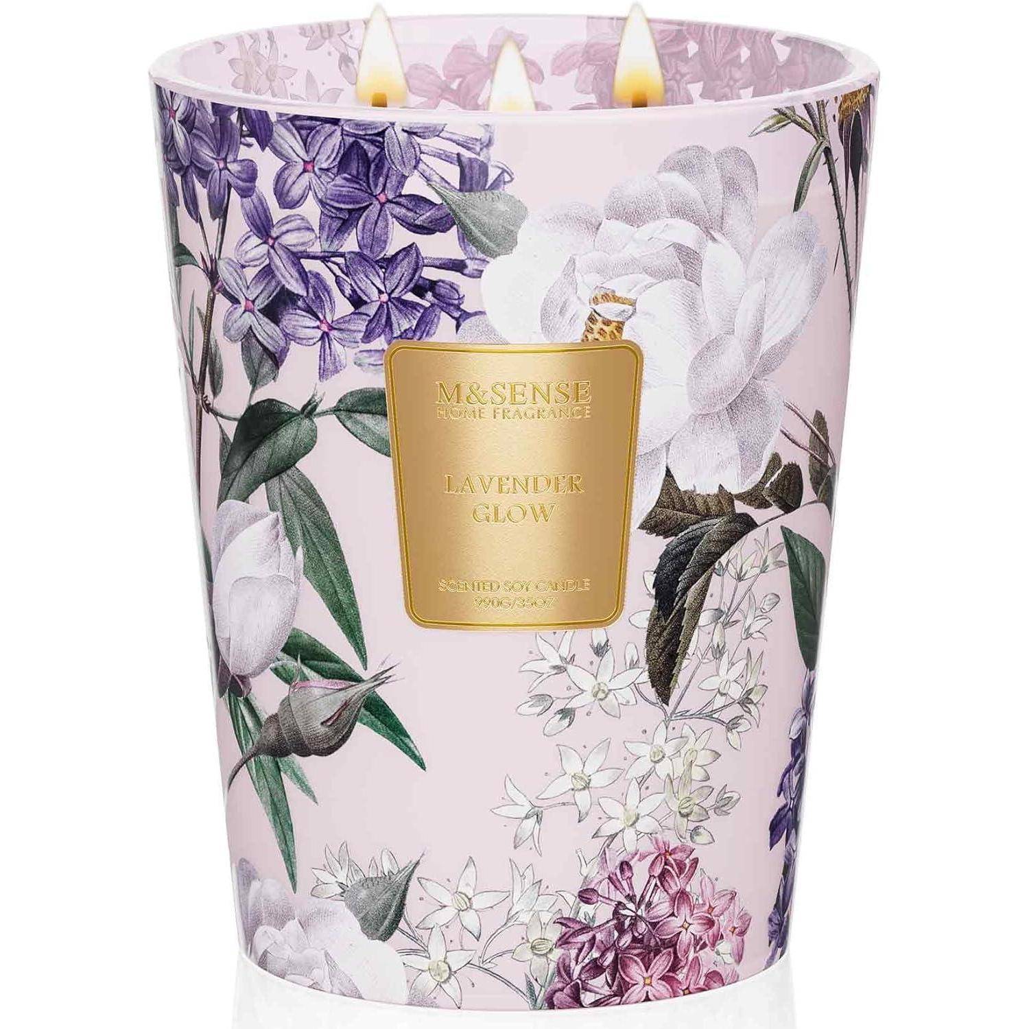 Kerze mit Blumenmuster und drei Dochten, beschriftet mit 'M&SENSE Home Fragrance Lavender Glow', in einem dekorativen Lavendelcontainer platziert.