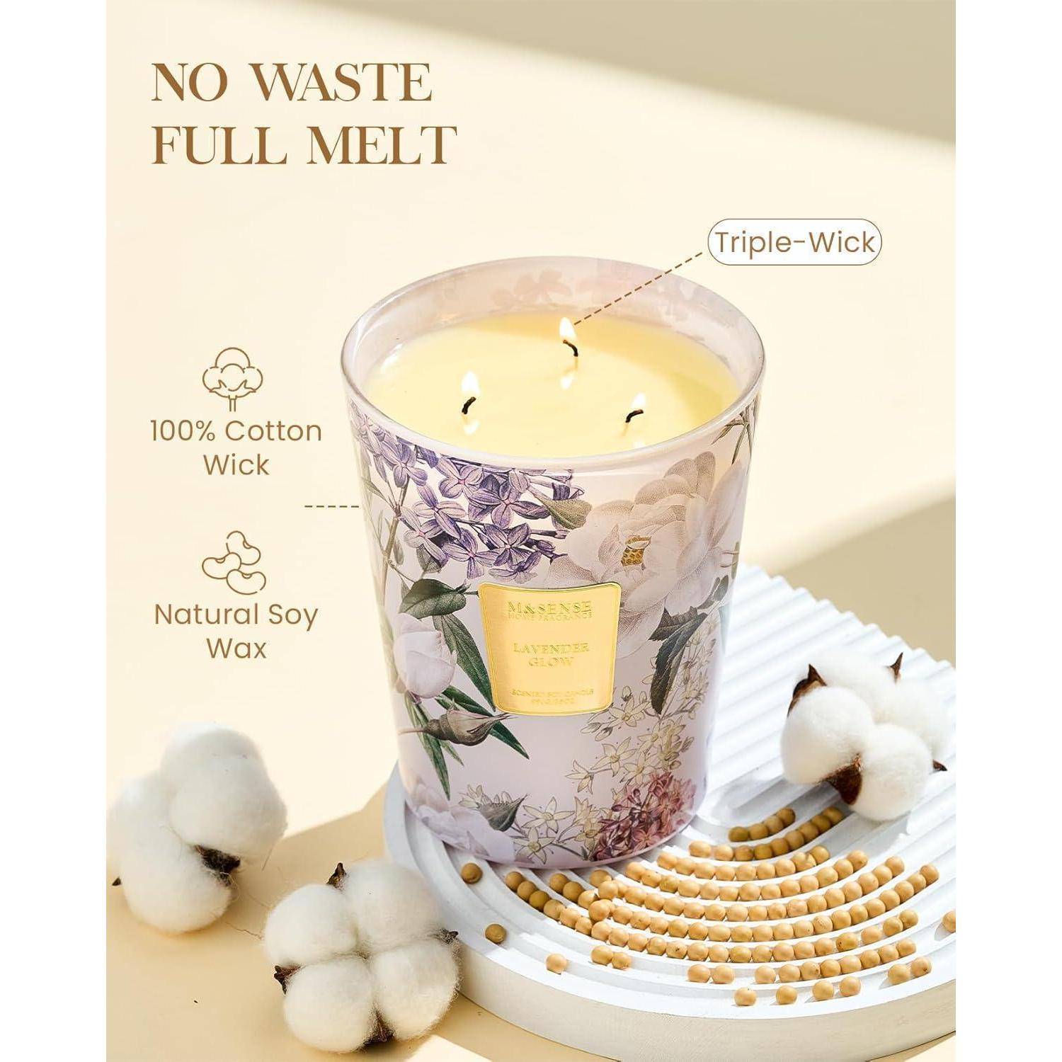 Eine Dreifachdocht-Kerze in einem blumenmusterverzierten Glas mit dem Text 'No Waste Full Melt'. Sie hat einen 100% Baumwolldocht und ist aus natürlichem Sojawachs hergestellt. Baumwoll- und perlenverzierter Untersetzer abgebildet.