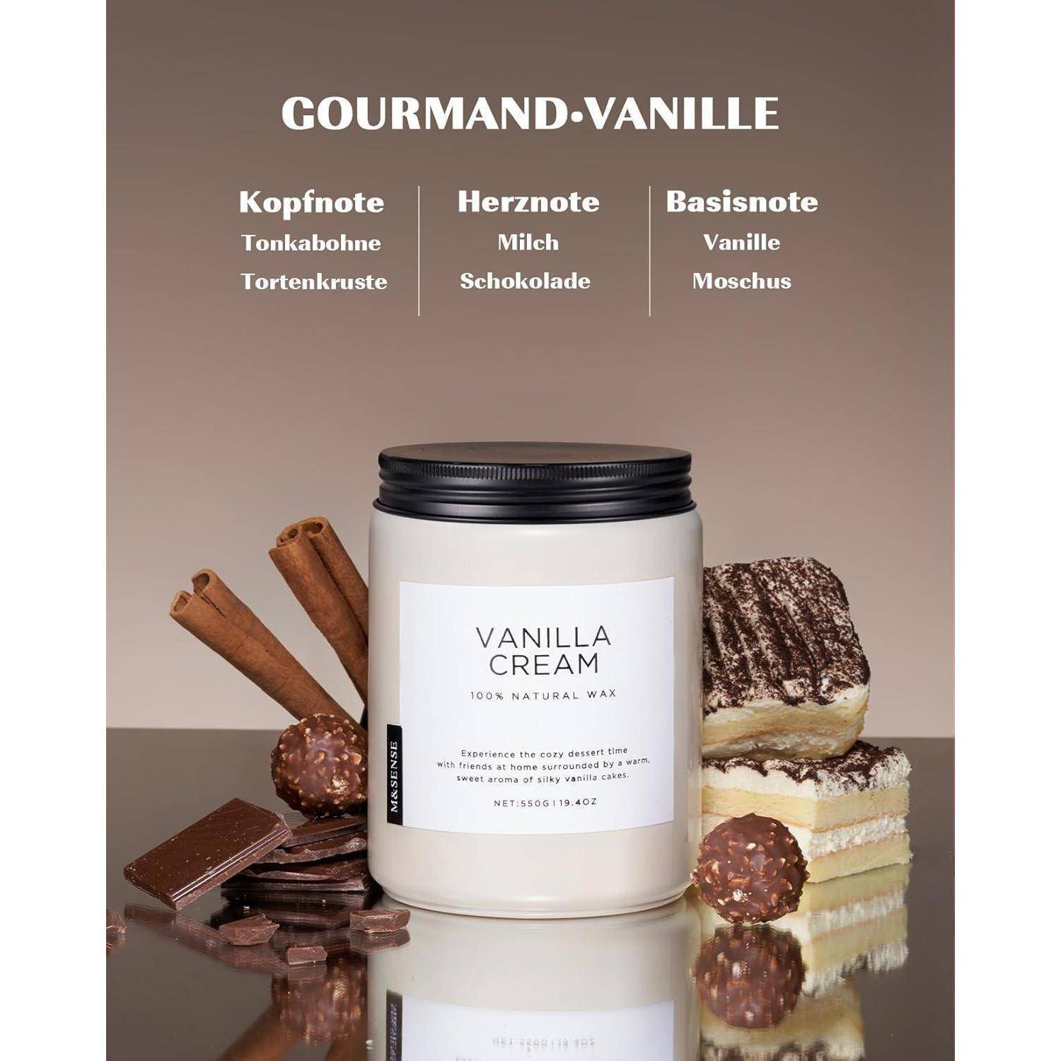 Vanille-duftende Creme im Glas auf einer reflektierenden Oberfläche, umgeben von Schokolade, Zimtstangen und Desserts. Text zeigt Duftnoten: Tonkabohne, Milch, Schokolade, Vanille und Moschus.