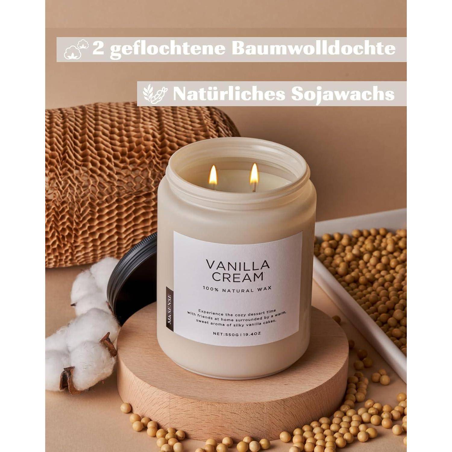 Eine brennende, vanilleduftende Kerze mit der Aufschrift 