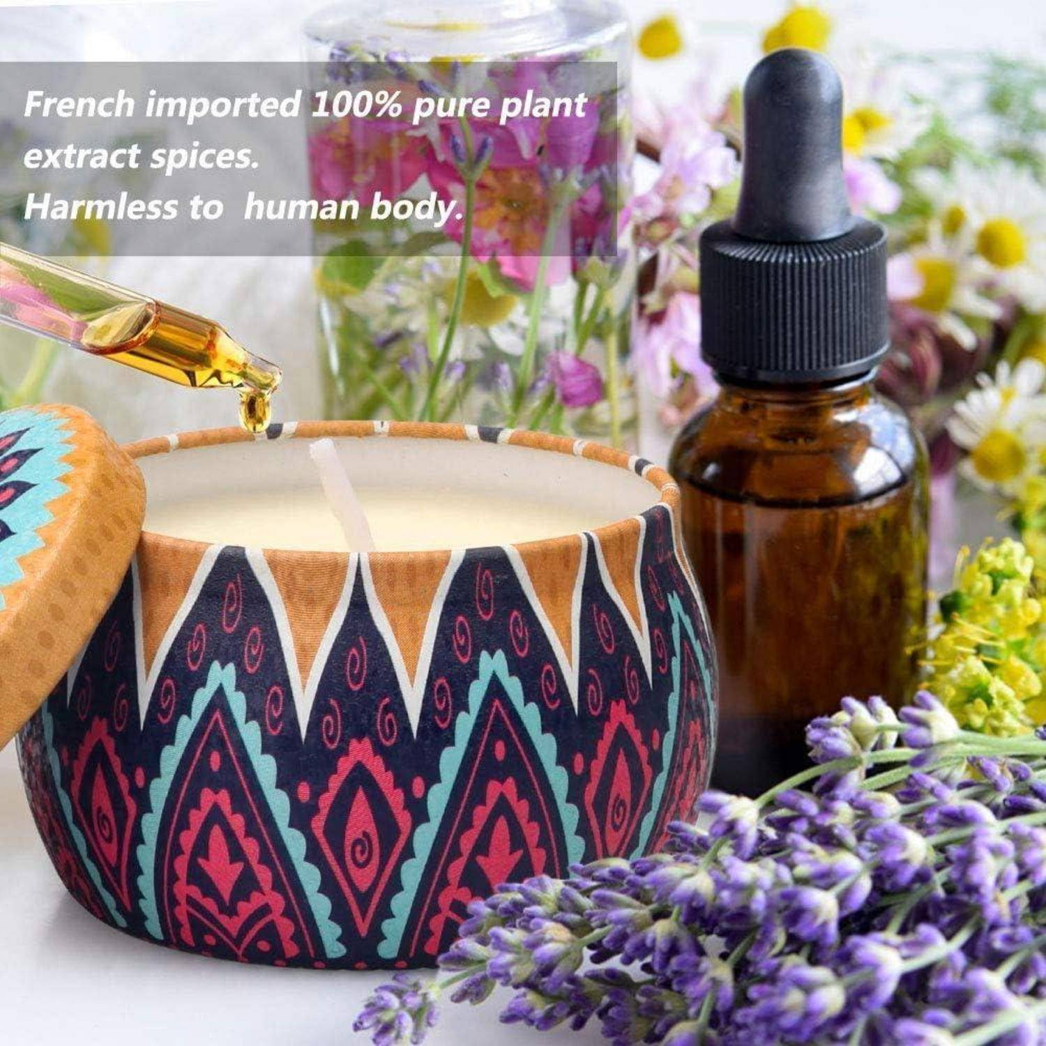 Eine dekorative Kerze neben ätherischen Ölen und Lavendel. Text lautet: ‚Französisch importierte 100% reine pflanzliche Extrakt-Gewürze. Unschädlich für den menschlichen Körper.