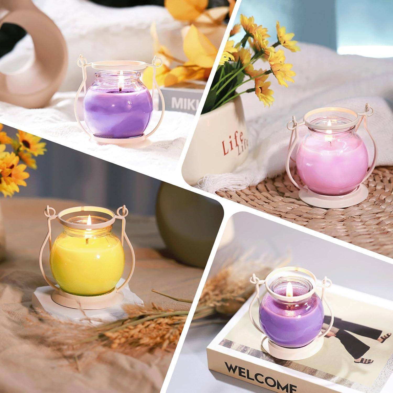 Kerzenhalter aus Glas in Pastellfarben (gelb, rosa, lila) werden präsentiert, zusammen mit Sonnenblumen und dekorativen Büchern. Ein gemütliches und einladendes Arrangement.