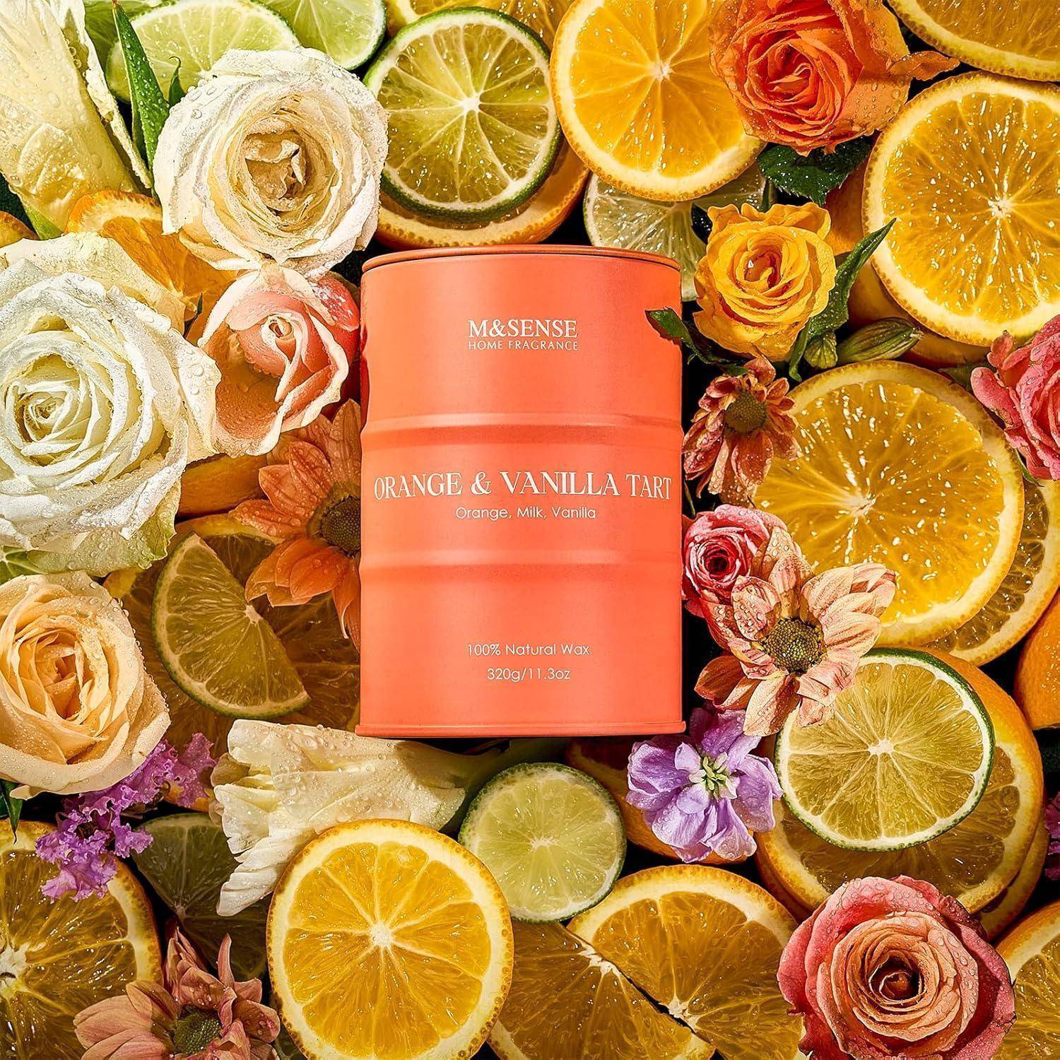 Eine orangefarbene Kerze mit der Aufschrift 