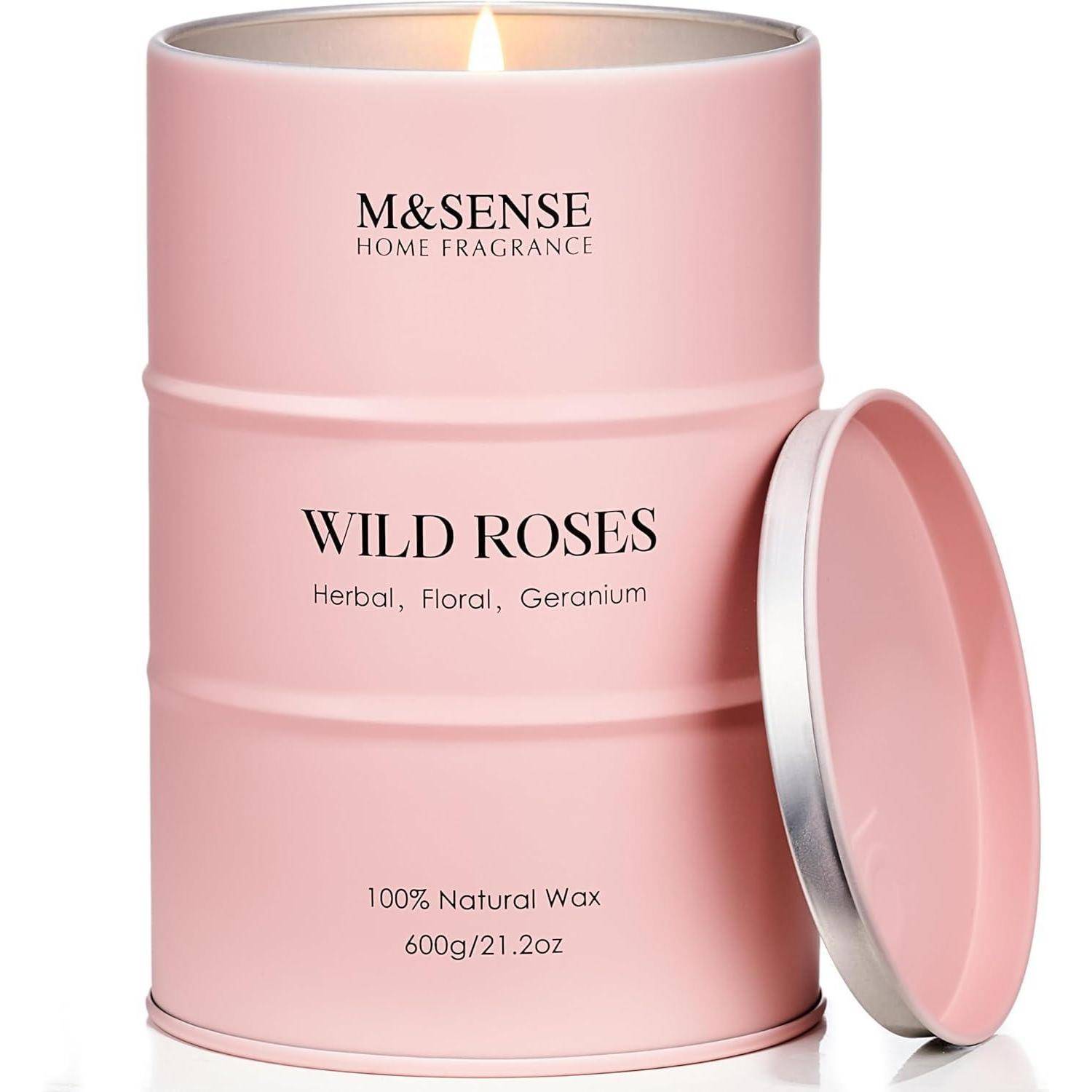 Rosa Kerze mit 'M&SENSE' Etikett, Duft 'Wilde Rosen', mit Deckel. Text beinhaltet 'Kräutig, Blumig, Geranie' und '100% Natürliches Wachs, 600g/21.2oz'.
