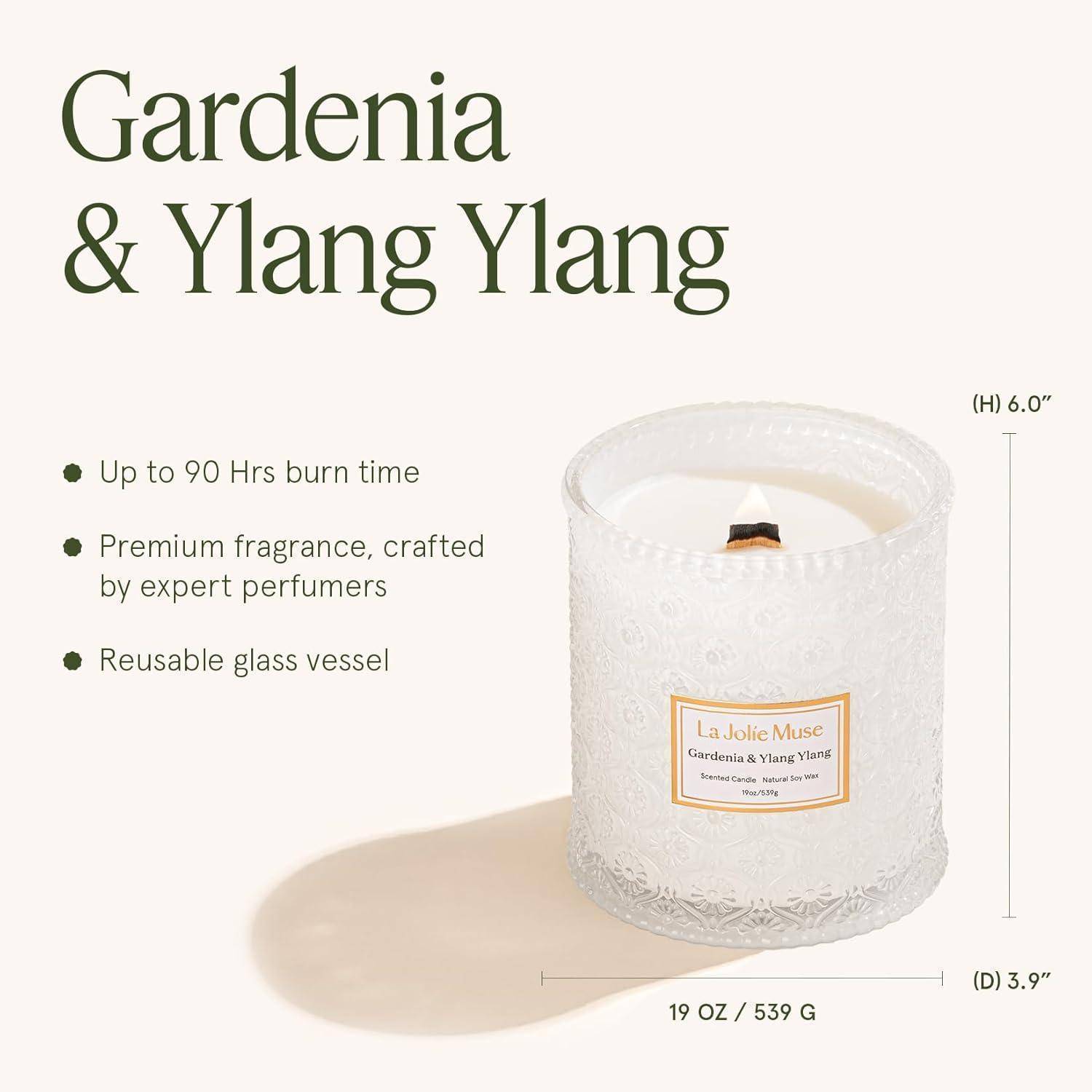 Eine weiße Kerze in einem strukturierten Glasgefäß mit der Aufschrift 'La Jolie Muse', mit Gardenie- und Ylang-Ylang-Duft, 90 Stunden Brenndauer, 19 Unzen.
