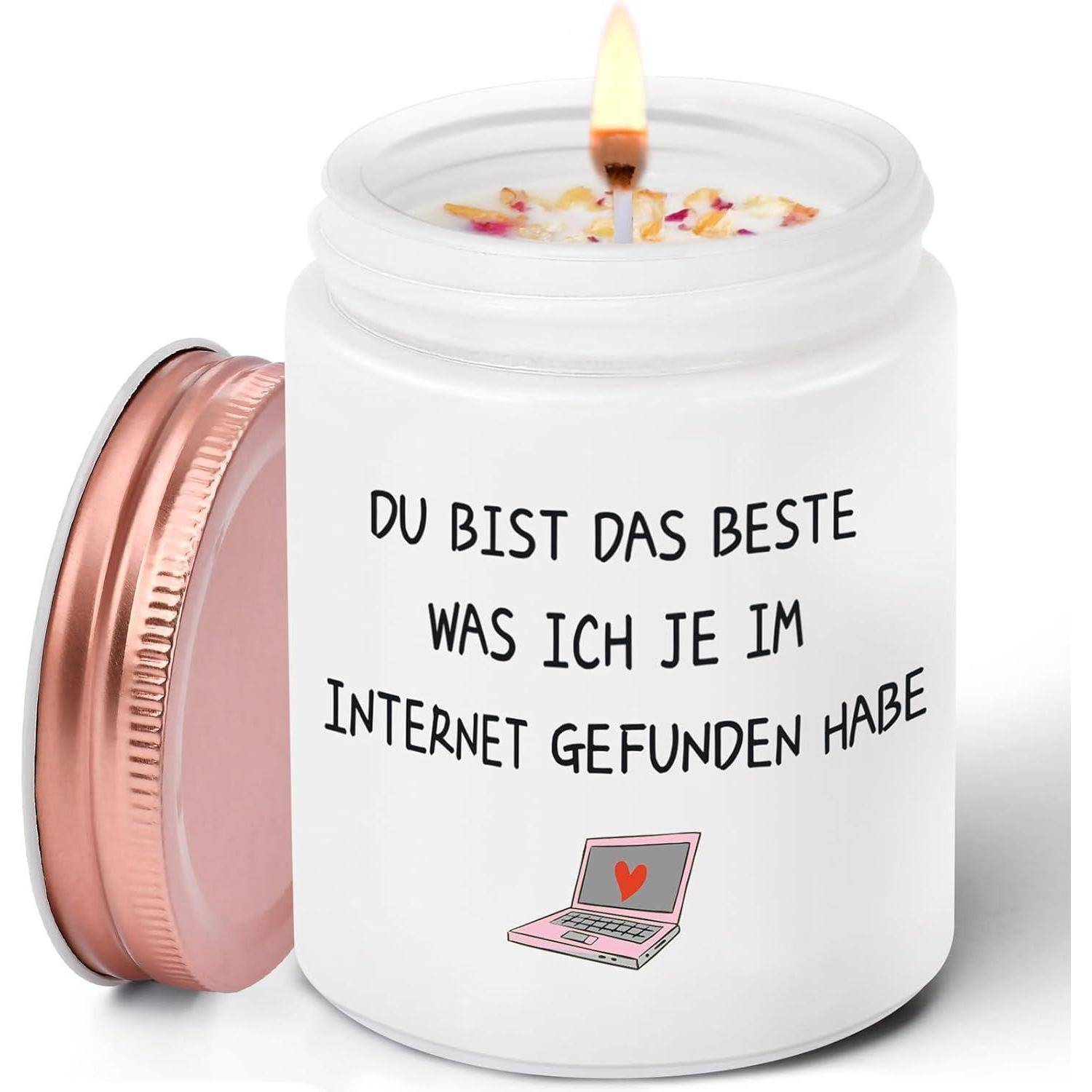 Eine brennende Kerze mit dem Text 'DU BIST DAS BESTE WAS ICH JE IM INTERNET GEFUNDEN HABE' und einer Zeichnung eines Laptops mit einem Herz auf dem Bildschirm.