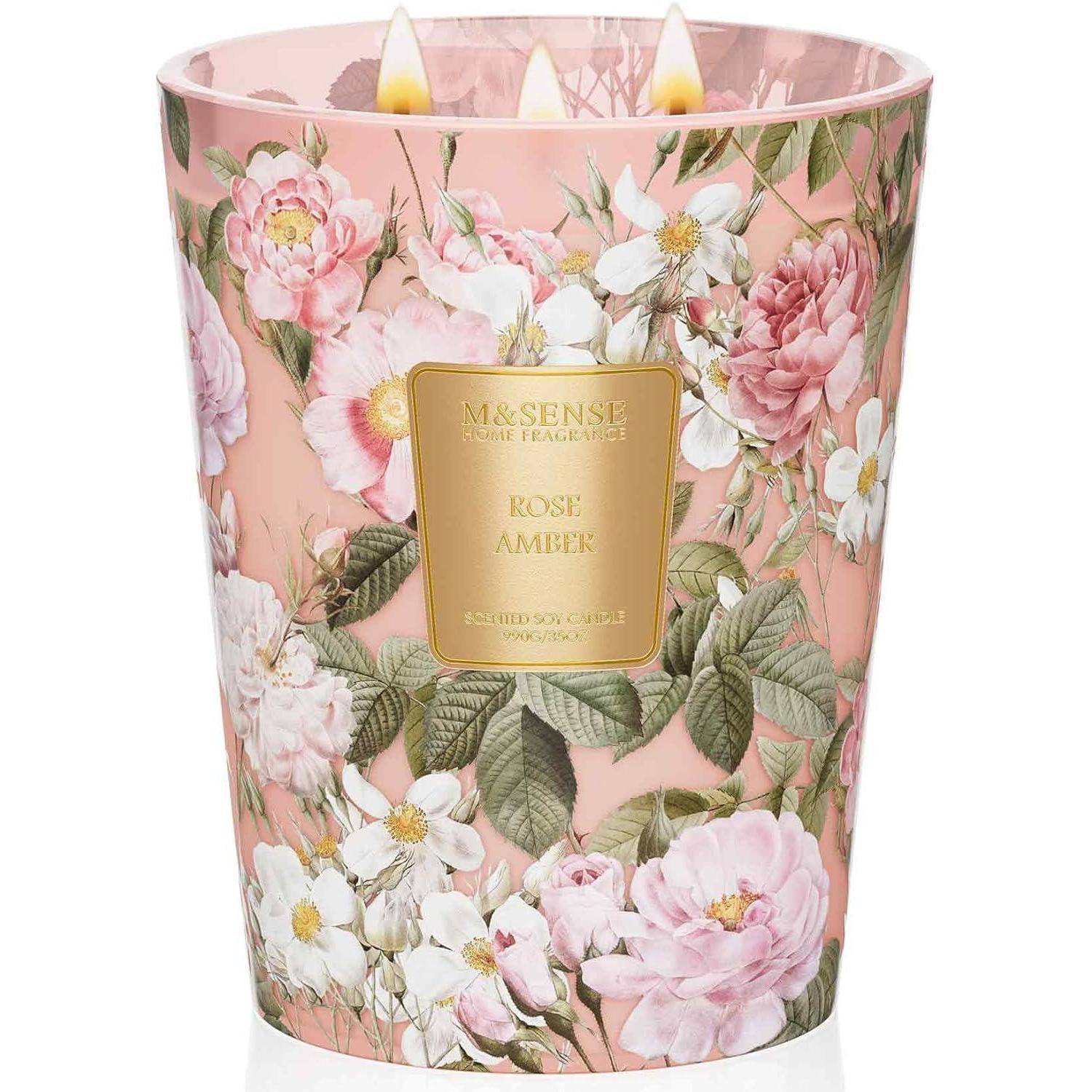 Eine rosa Blumenmuster-Kerze mit drei Dochten ist mit 'M&SENSE ROSE AMBER' beschriftet.
