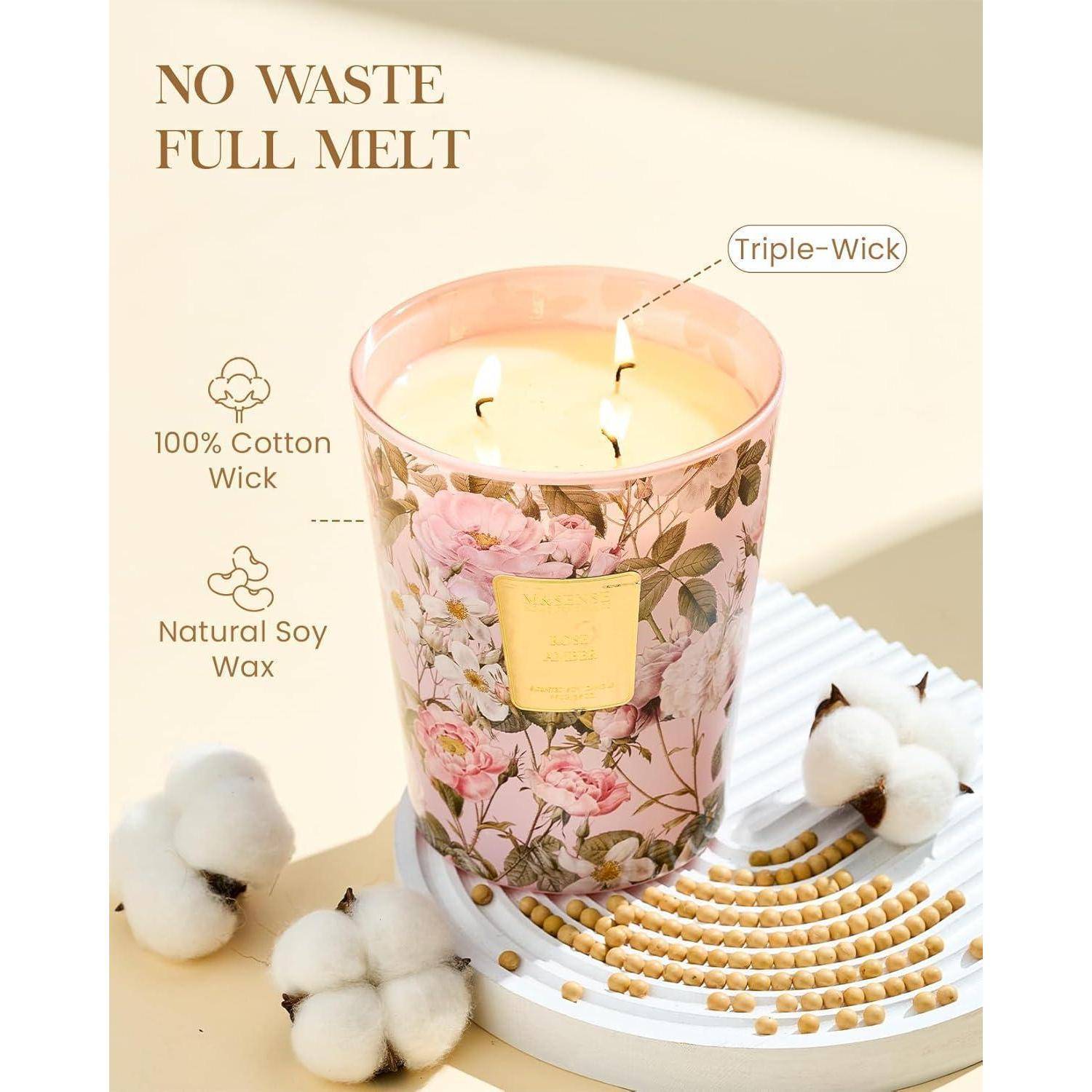 Eine blumenmusterierte Kerze mit der Aufschrift 'No Waste Full Melt' verfügt über drei Dochte, ist aus 100% Baumwolle gefertigt, mit natürlichem Sojawachs, umgeben von Baumwollblüten.