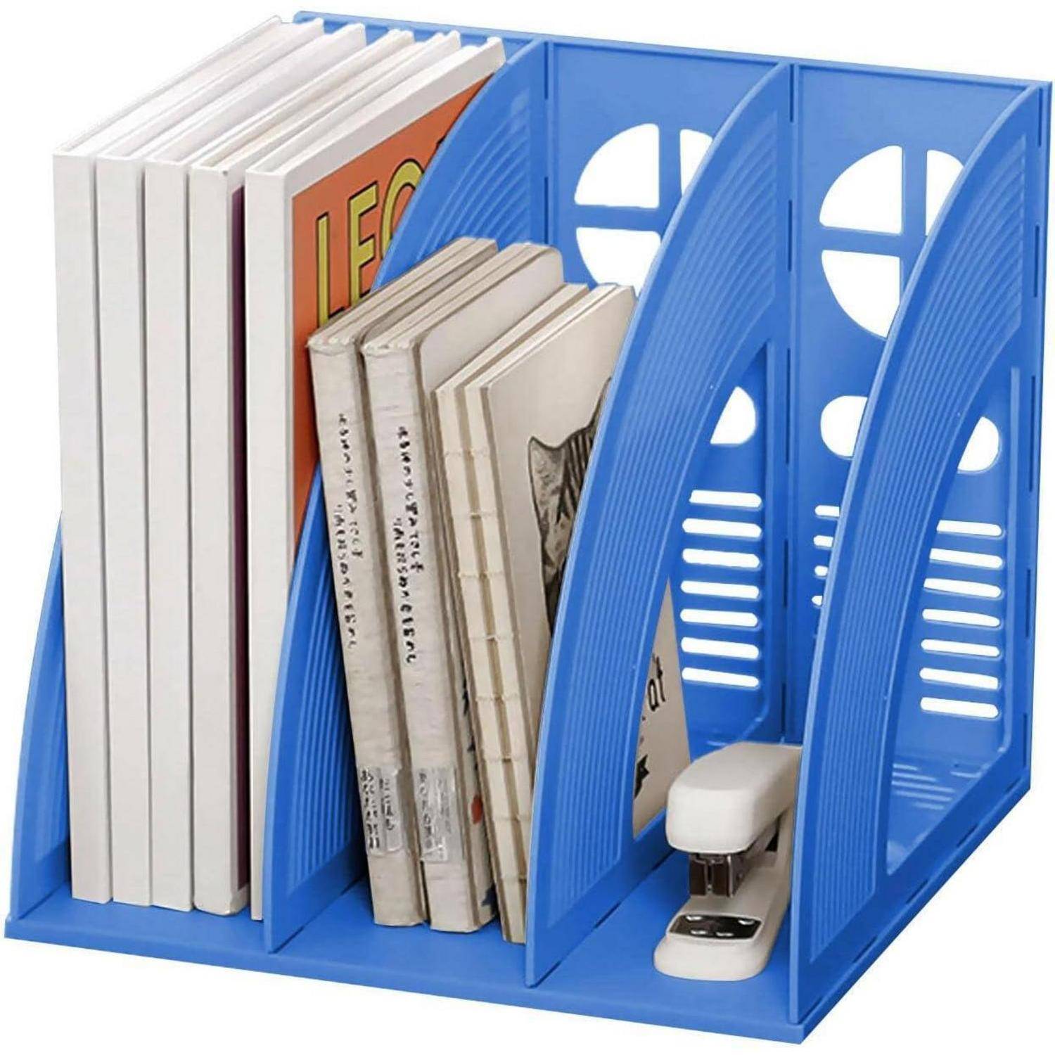 Ein blauer Plastik-Schreibtischorganizer hält mehrere Bücher in drei Fächern aufrecht. Ein weißer Hefter liegt in einem der Fächer.