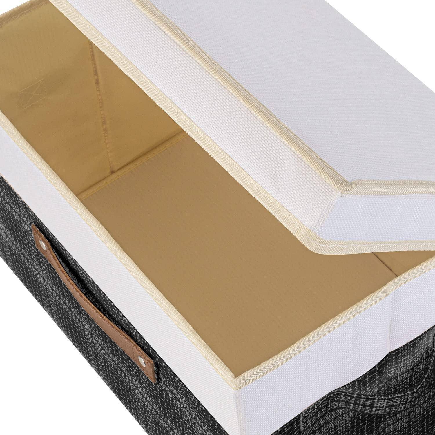 Offene rechteckige Aufbewahrungsbox mit Deckel, mit beigefarbener Innenausstattung und dunkelgrauem Stoffbezug, geeignet zur Aufbewahrung und Organisation von Gegenständen.