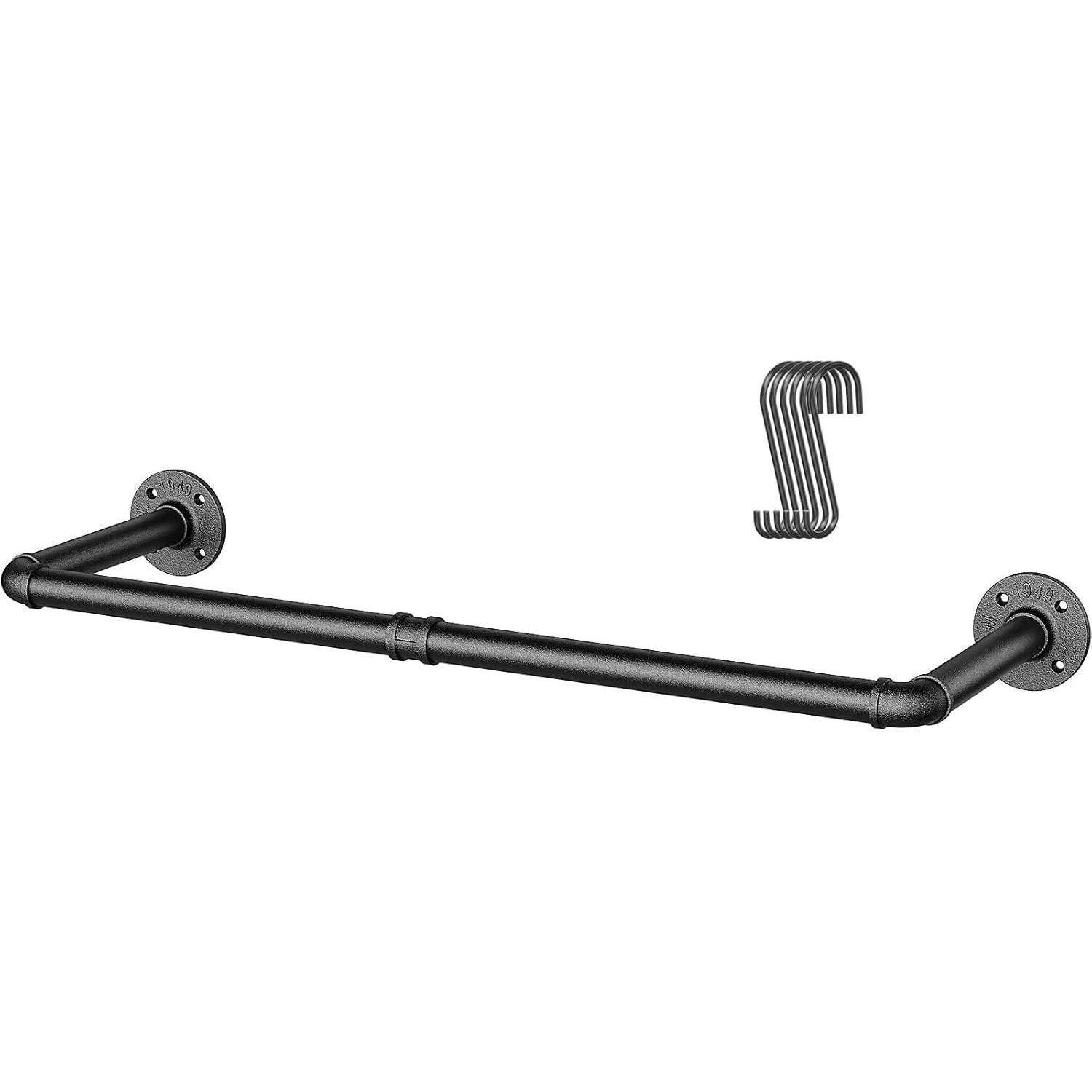 Eine schwarze Handtuchstange mit industriellem Rohrleitungsdesign, an der Wand montiert. Ein passender schwarzer S-Haken hängt in der Nähe an der Wand.