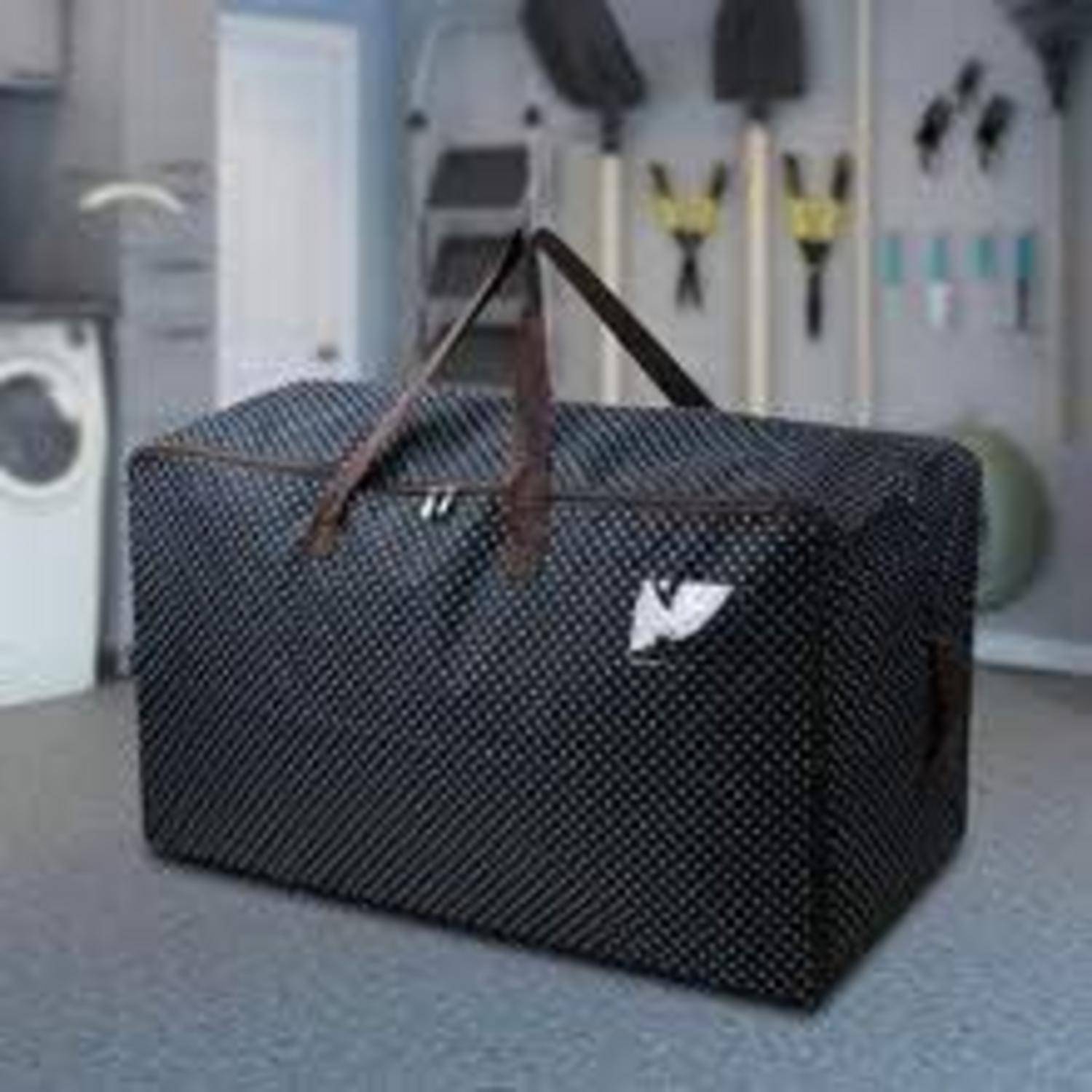 Große Polka-Dot-Stofftasche auf dem Boden eines Waschraums mit Reinigungsmitteln und Waschmaschine im Hintergrund, die Funktionalität und Aufbewahrung vermittelt.