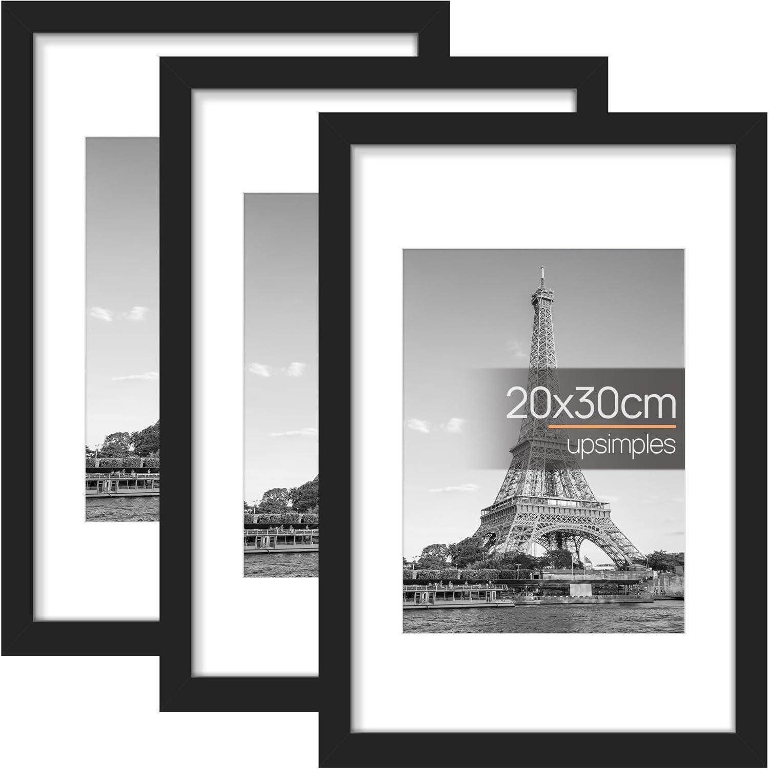 Drei schwarzgerahmte Fotodrucke im Format 20x30 cm zeigen ein schwarzweißes Bild des Eiffelturms mit überlagerten 'upsimples' Schriftzug.