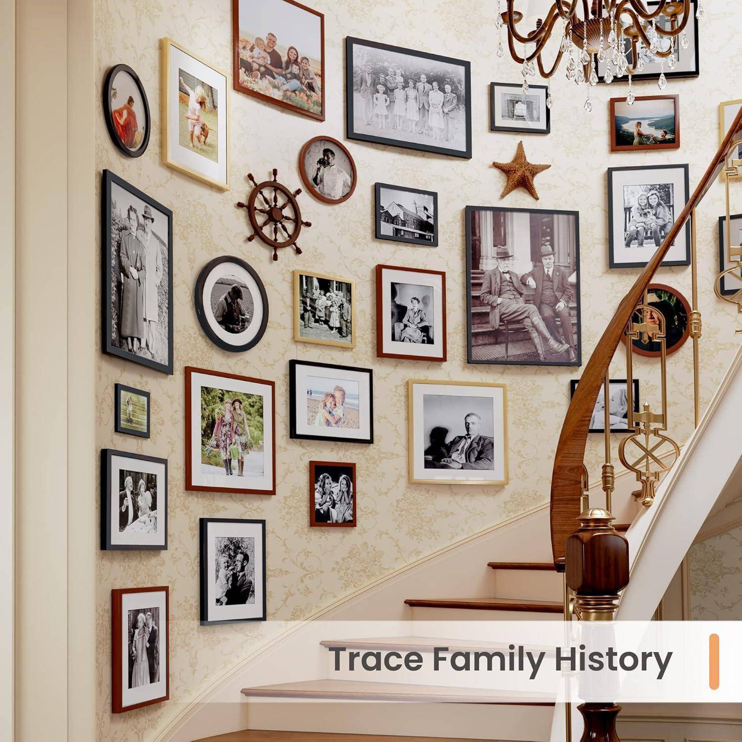 Eine Treppe mit Wänden, die mit gerahmten Vintage-Fotos und einem Schiffssteuerrad bedeckt sind, unter einem kunstvollen Kronleuchter. Text lautet: 