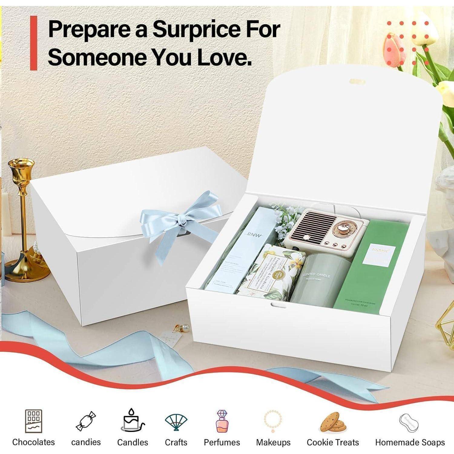 Eine Geschenkbox, geöffnet auf einem Tisch, gefüllt mit Schokoladen, Kerzen, Parfüm, Make-up und selbstgemachten Seifen. Text lautet: ‚Bereite eine Überraschung für jemanden, den du liebst.