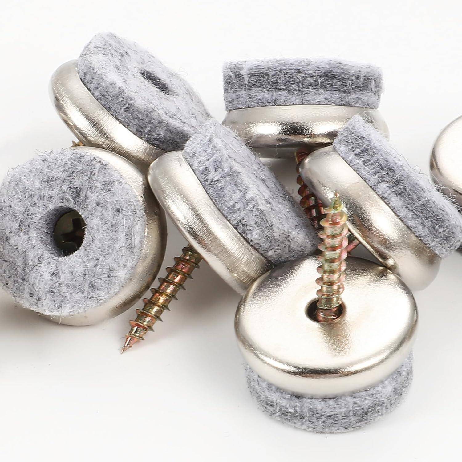 Metallmöbelpads mit Filzunterseiten und angebrachten Schrauben, die zum Schutz von Böden vor Kratzern und zur Geräuschreduzierung verwendet werden.