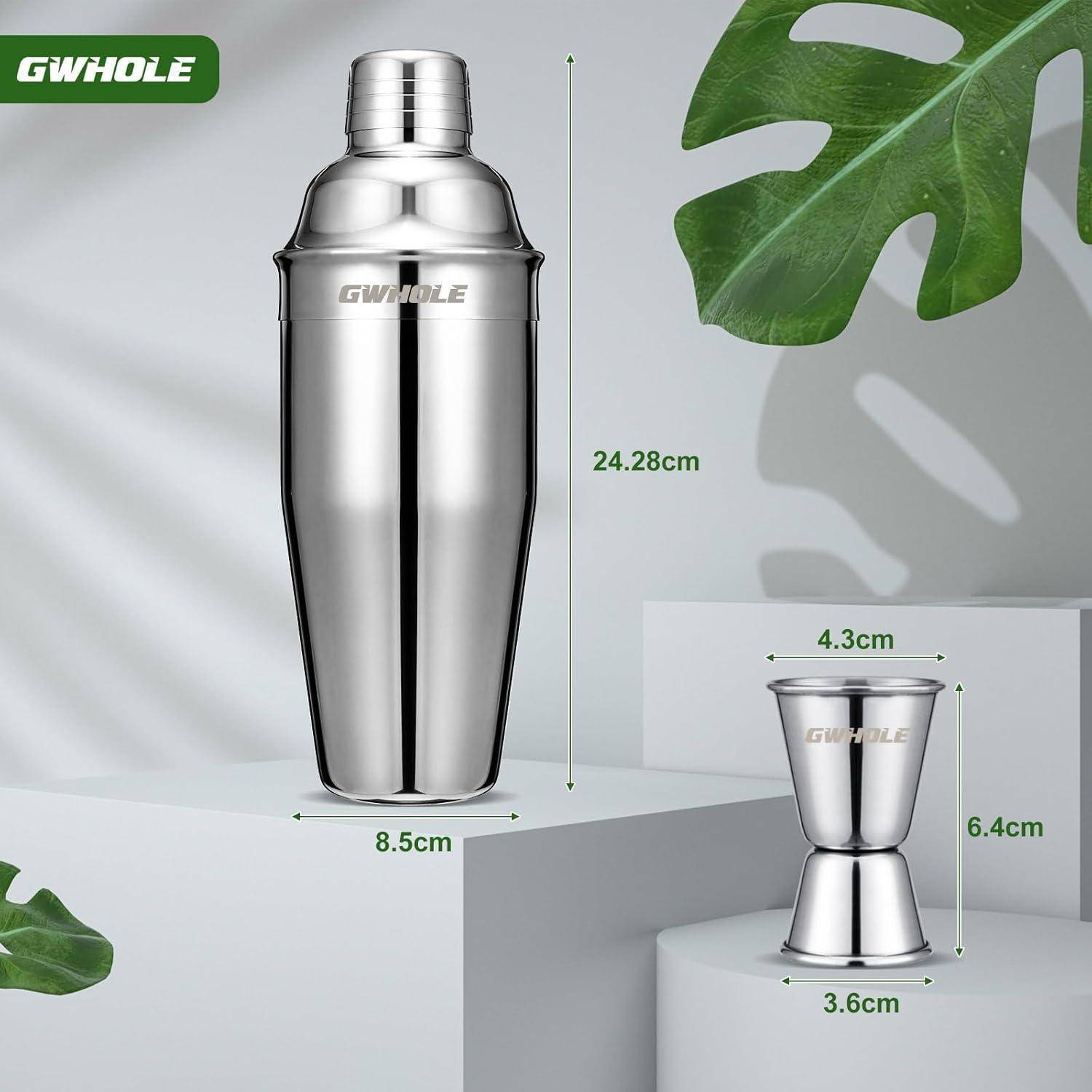 Ein polierter Cocktail-Shaker-Satz aus Edelstahl mit folgenden Abmessungen: Shaker-Höhe 24,28 cm, Breite 8,5 cm; Messbecher-Höhe 6,4 cm, Breite 3,6 cm.