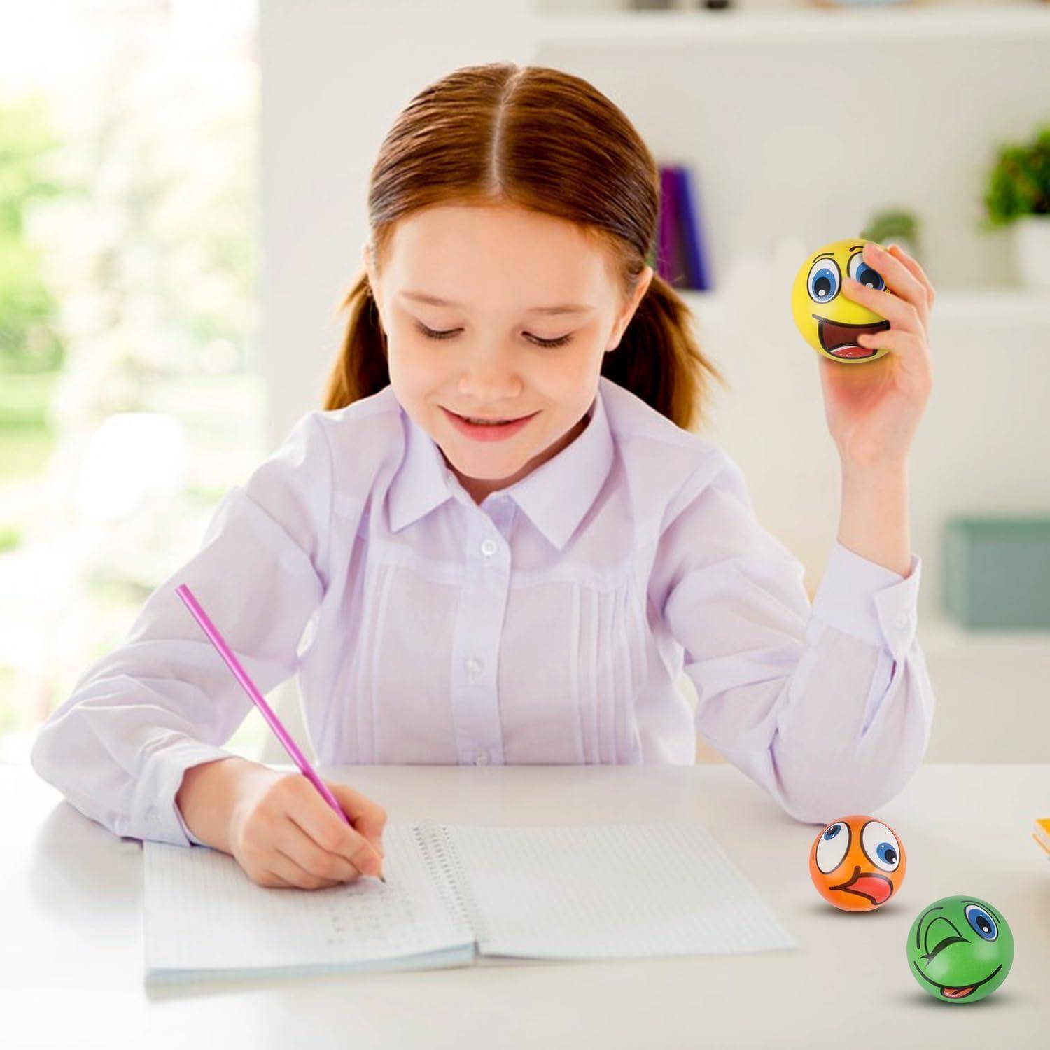 Ein Kind sitzt an einem Schreibtisch und schreibt in ein Notizbuch, während es einen Smiley-Stressball in der Hand hält, mit zwei weiteren Stressbällen auf dem Schreibtisch.