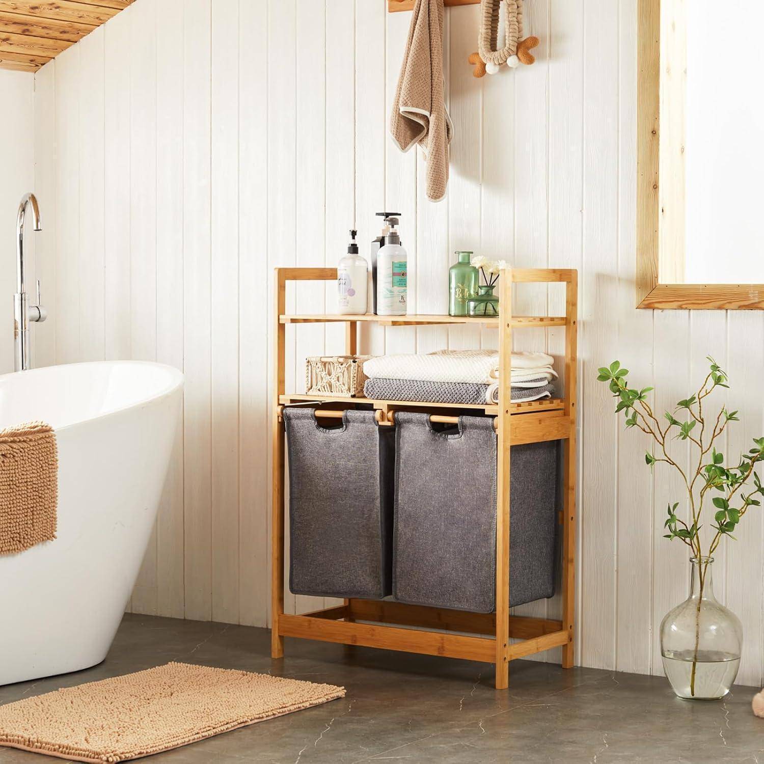Eine Badezimmerecke mit einer freistehenden Badewanne, einem Holzregal mit Handtüchern und Toilettenartikeln, hängenden Handtüchern und einer Topfpflanze.