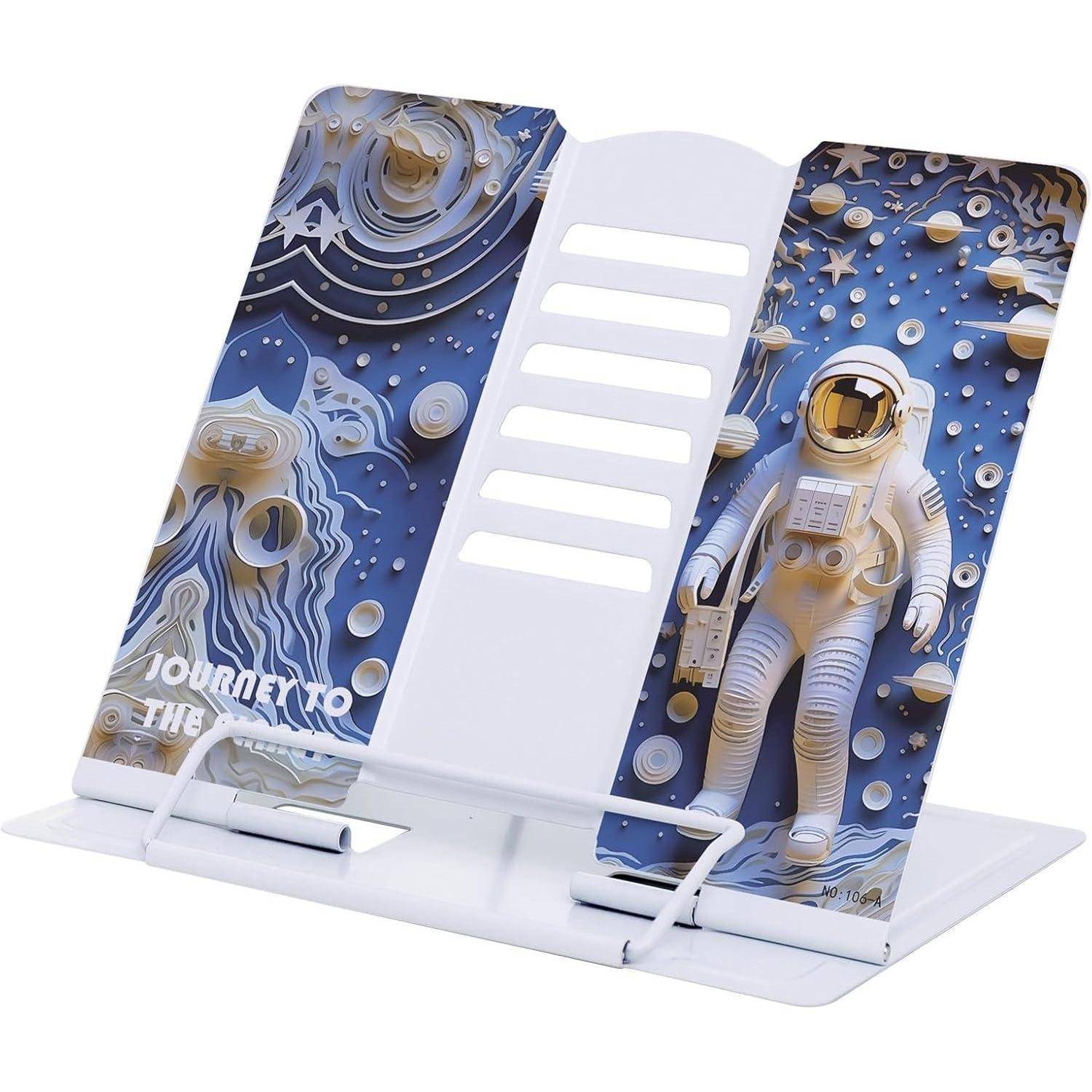 Buchregal zum Thema 'Reisen' mit einem Astronauten im Weltraum, umgeben von Planeten und Sternen.