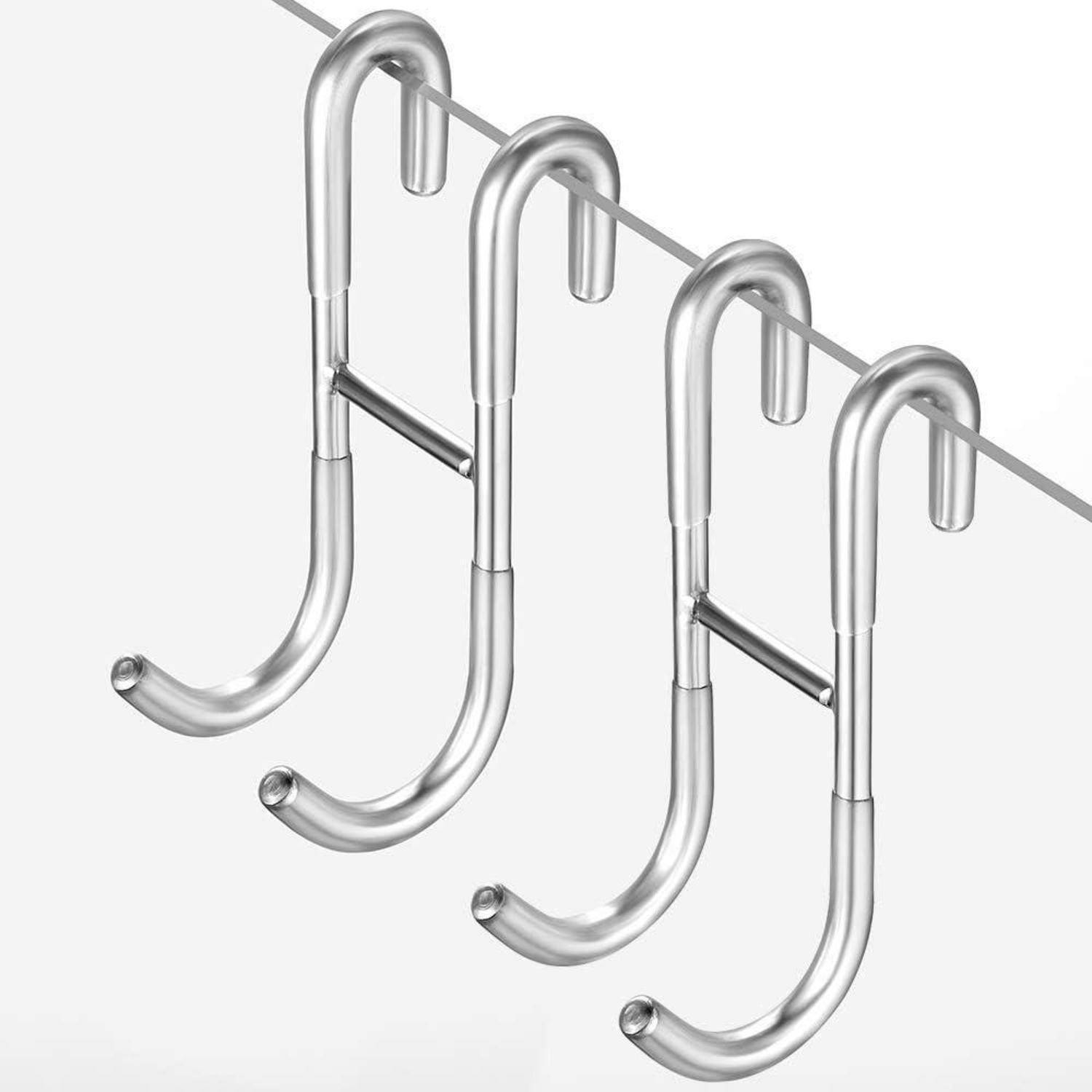 Silberne S-förmige Metallhaken, die an einer Stange hängen und für eine effiziente Lagerung und Organisation konzipiert sind.