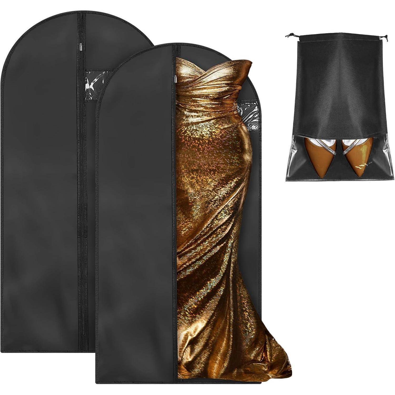 Ein glänzendes goldenes Kleid, das in einem schwarzen Kleidersack ausgehängt ist, mit einem durchsichtigen Bereich oben, der passende High-Heel-Schuhe zeigt.