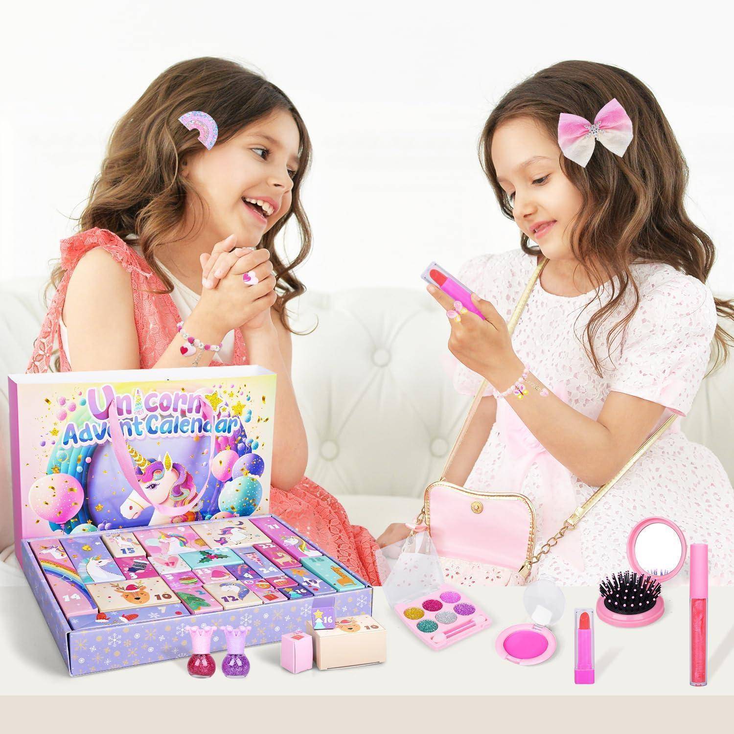 Zwei junge Mädchen erkunden fröhlich einen 'Einhorn Adventskalender', der mit bunten Make-up-Utensilien und Beauty-Accessoires gefüllt ist, während sie auf einer Couch sitzen.