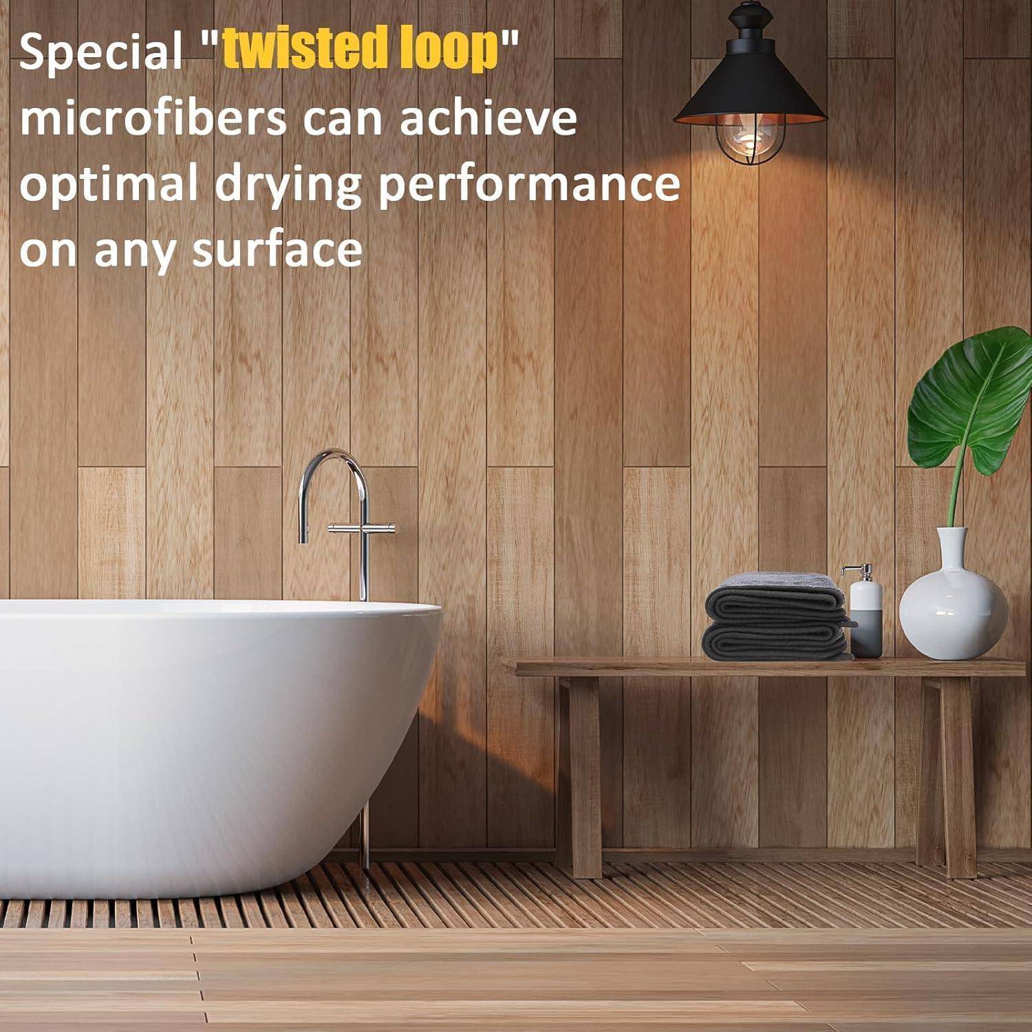 Eine freistehende Badewanne steht an einer Holzwand. Text lautet: 