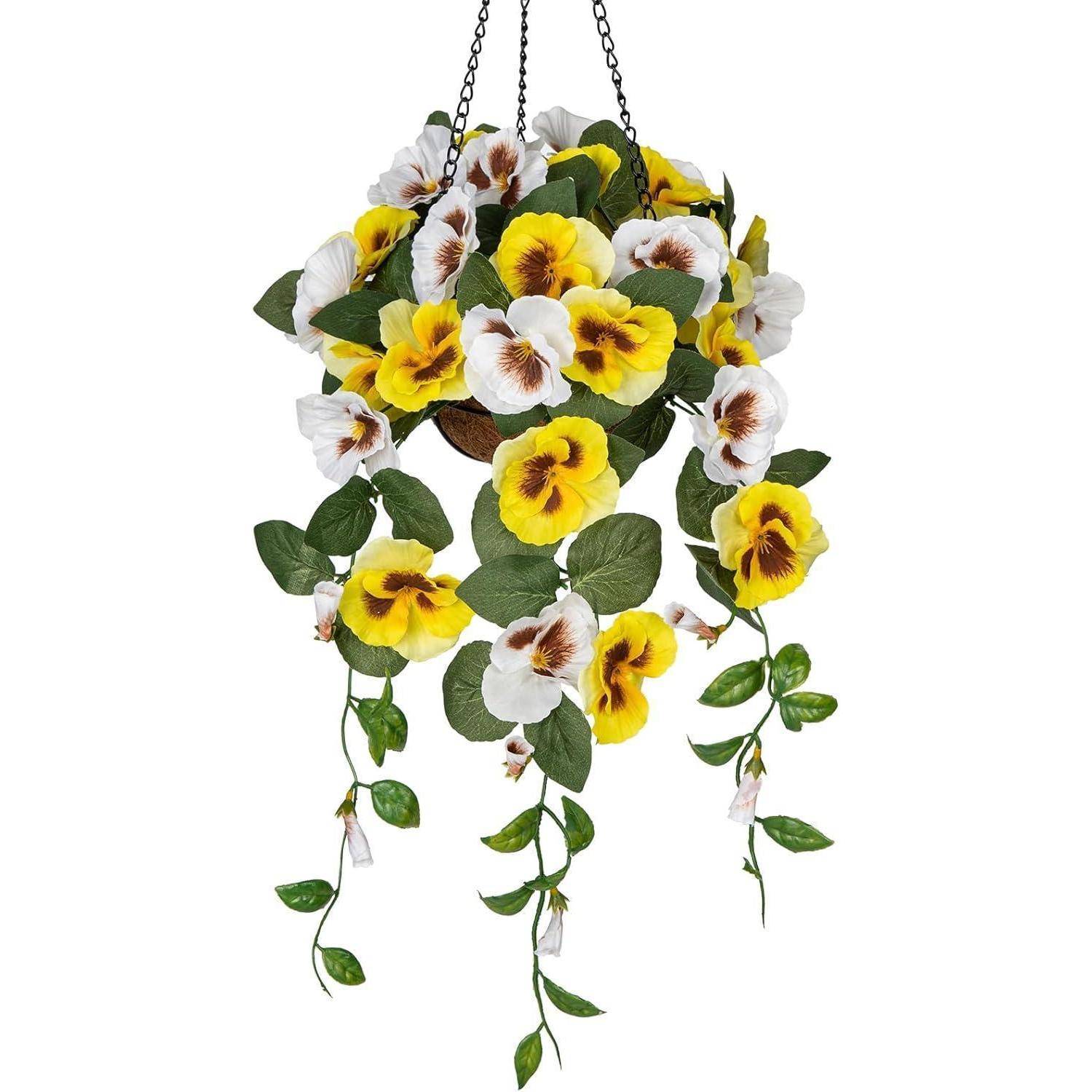Hängekorb mit gelben und weißen Stiefmütterchen und herabhängenden grünen Blättern, die eine lebendige und üppige Blumenkomposition bilden.