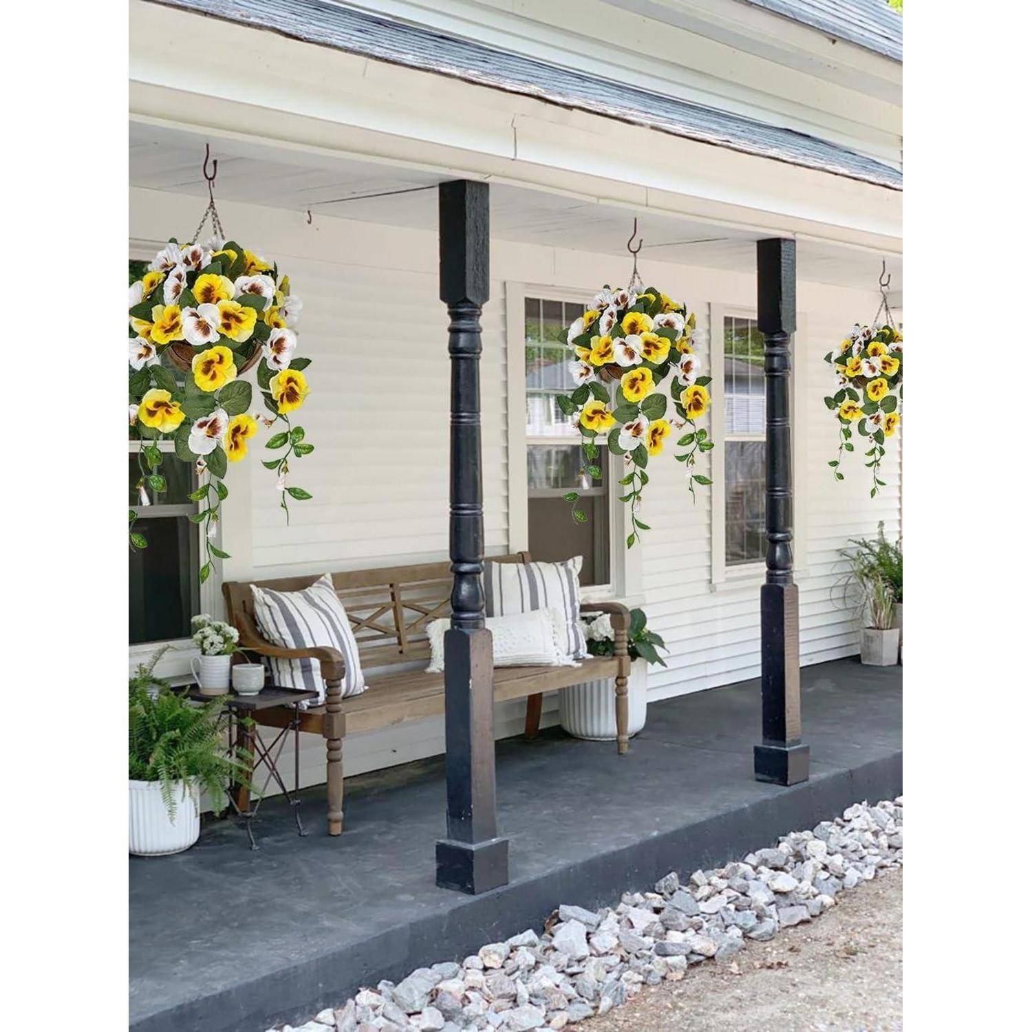 Eine gemütliche Veranda mit hängenden Blumenkörben, einer Holzbank mit gestreiften Kissen und Topfpflanzen, die einen einladenden Außenbereich vermitteln.