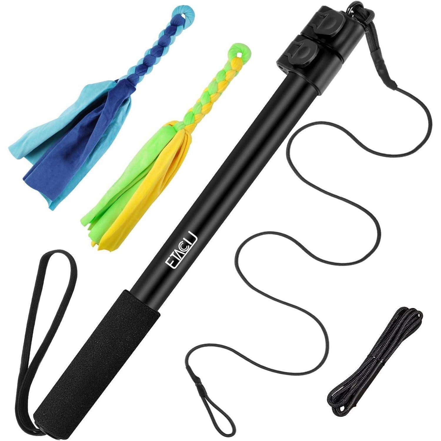 Eine schwarze Teleskop-Peitsche mit Paracord-Strängen und bunten Stoffbändern, entwickelt für Outdoor-Überlebensausrüstung und Verteidigung, präsentiert mit Zubehör.