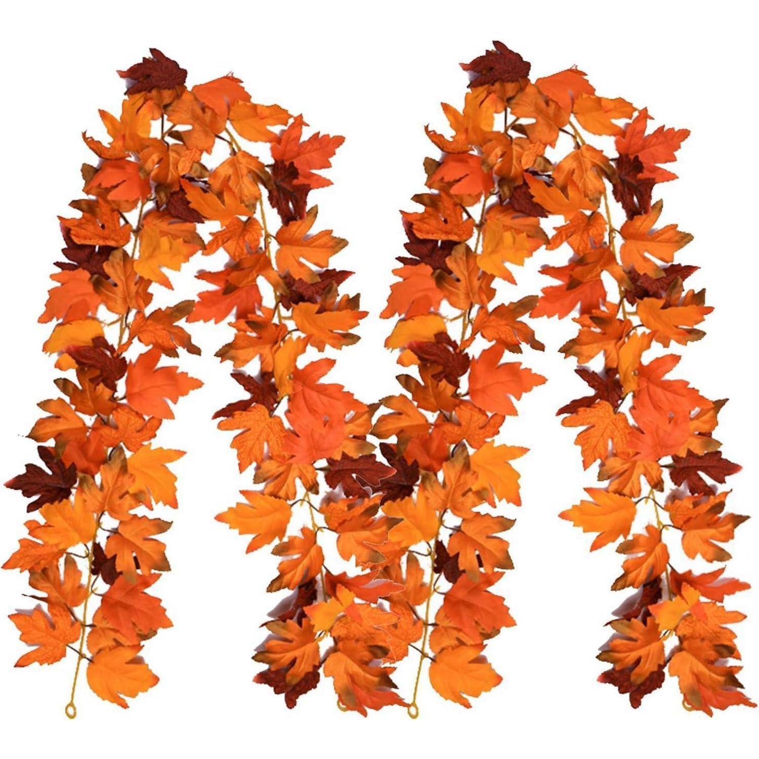 Ein Girlandenkranz aus lebhaften Herbstblättern in Tönen von Orange, Rot und Gelb. Die Blätter sind in überlappenden Schichten angeordnet und bilden eine dekorative Herbst-Themendekoration.