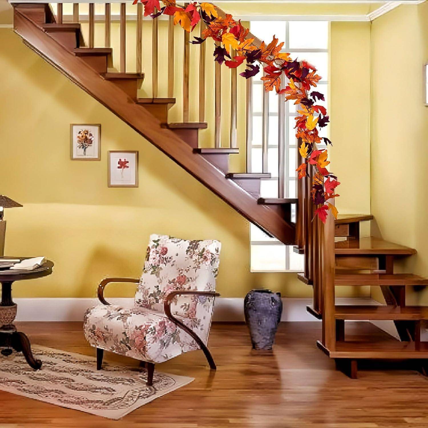 Eine mit Herbstblättern geschmückte Holztreppe führt neben einem gemütlichen, blumengemusterten Sessel in einem warmen, einladenden Wohnzimmer nach oben.