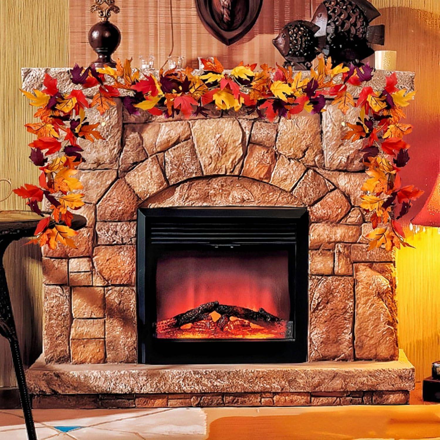 Ein Steinofen, geschmückt mit bunten Herbstblättern. Ein Elektro-Heizgerät im Inneren des Kamins simuliert ein glühendes Feuer.