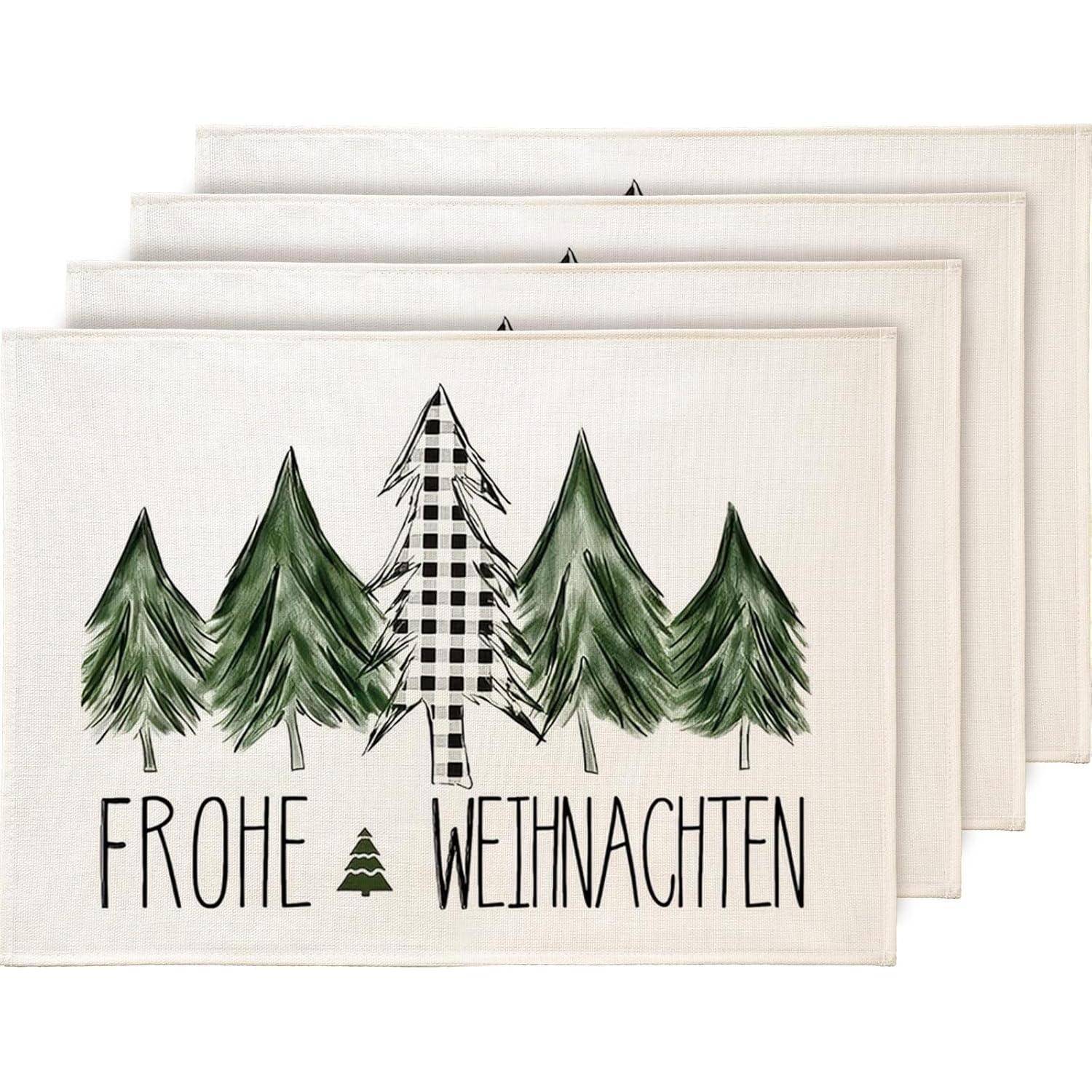 Vier Platzsets mit handgezeichneten Nadelbäumen, wobei einer im Karomuster gestaltet ist. Der Text darunter liest ‚Frohe Weihnachten'.