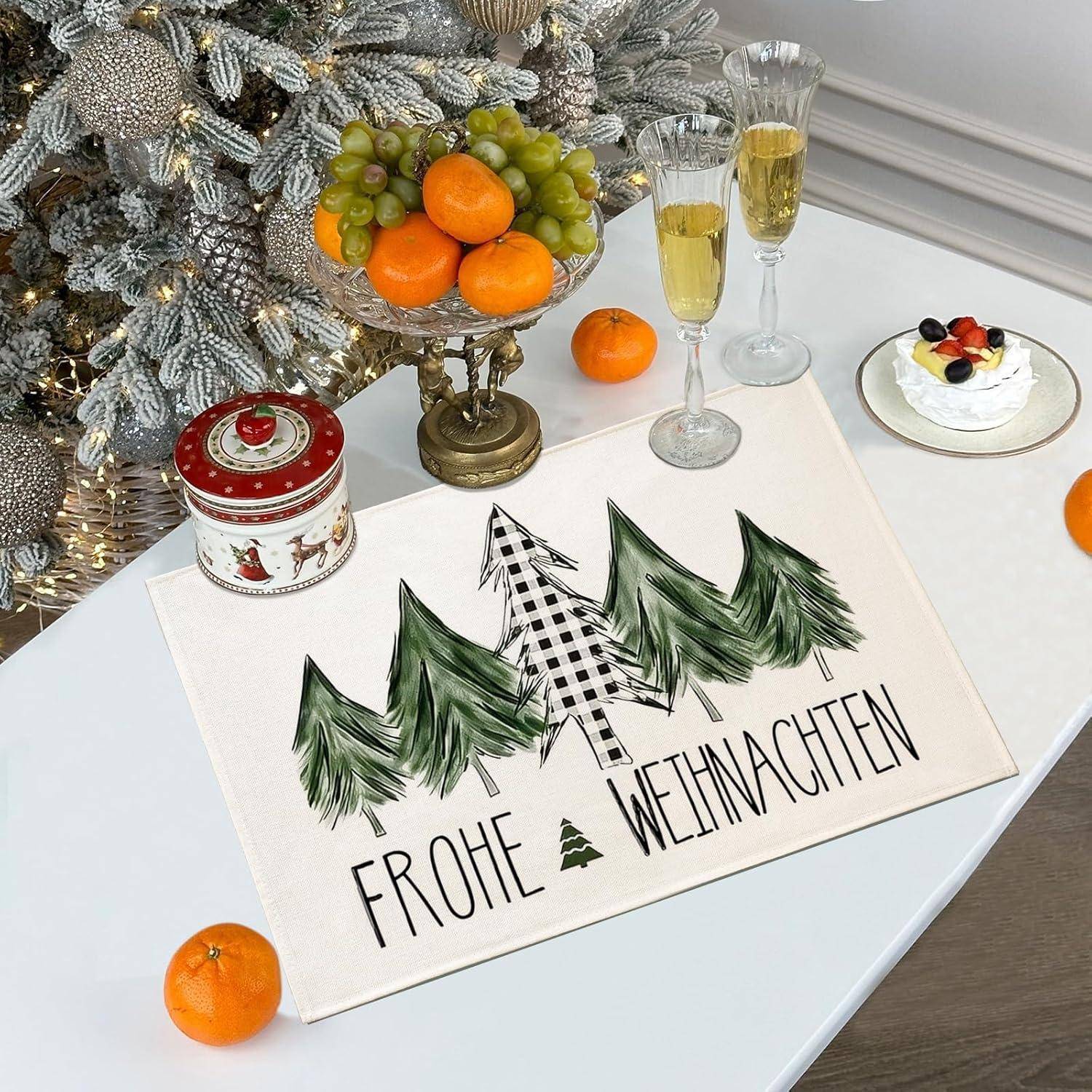 Eine festliche Tischdecke mit Orangen, Trauben, zwei Champagnergläsern und einer Torte. Ein Tischset trägt die Aufschrift 