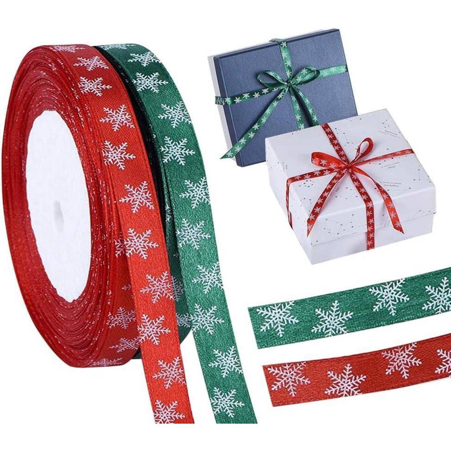 Rotes und grünes Band mit Schneeflockenmustern, verwendet zum Einwickeln von zwei Geschenkboxen: eine mit grünem Band, die andere mit rotem Band.
