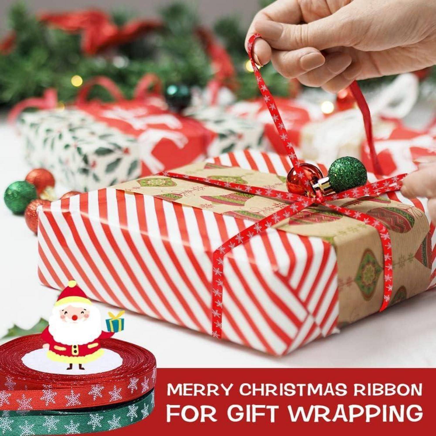 Eine Hand bindet ein rotes Band um ein gestreiftes Geschenk, mit anderen verpackten Geschenken im Hintergrund. Text am unteren Rand lautet: „Frohe Weihnachten Schleife zum Geschenkverpacken
