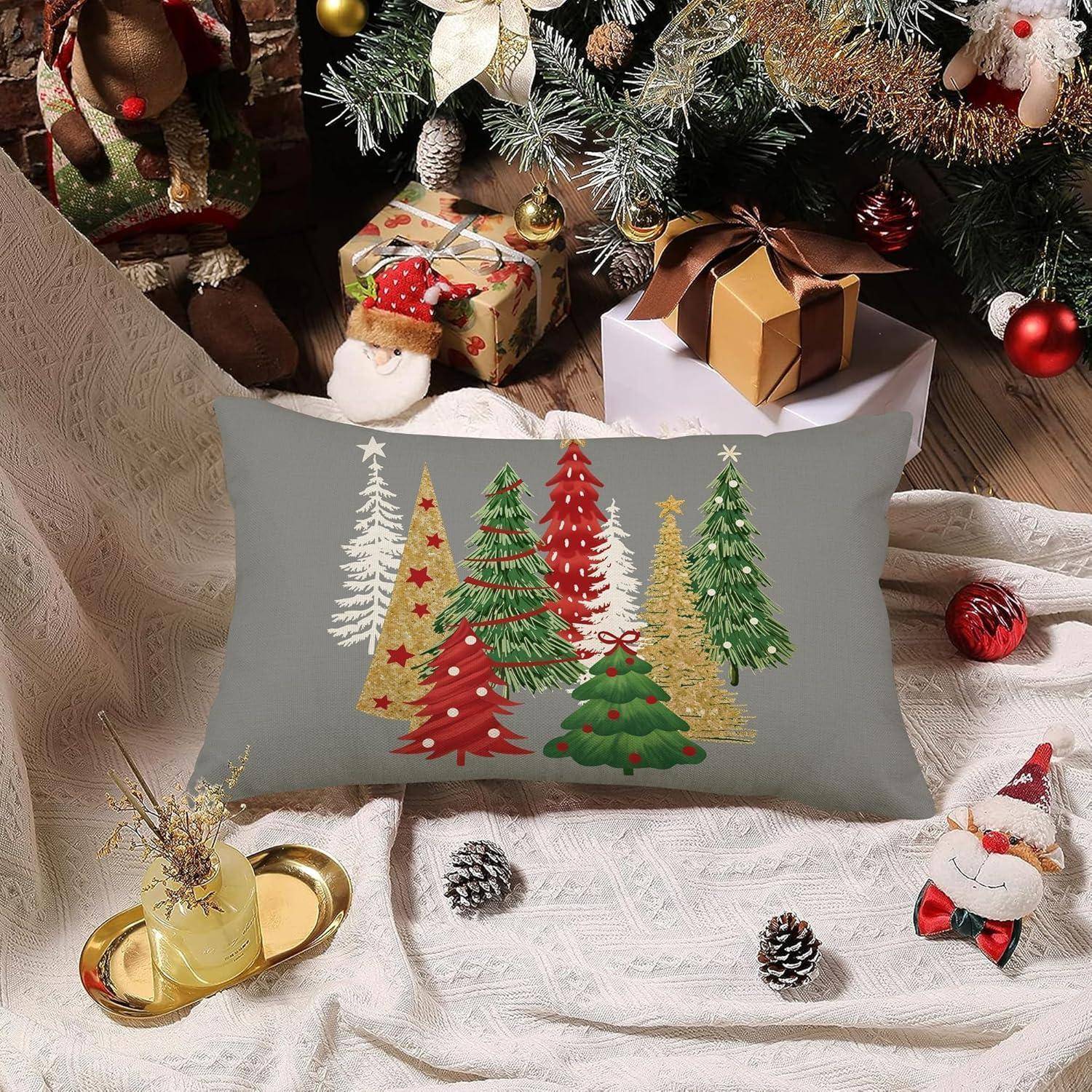 Ein dekorativer Kissenbezug mit Weihnachtsbaum-Motiven, umgeben von Geschenken, Christbaumkugeln und festlichen Dekorationen unter einem Weihnachtsbaum.