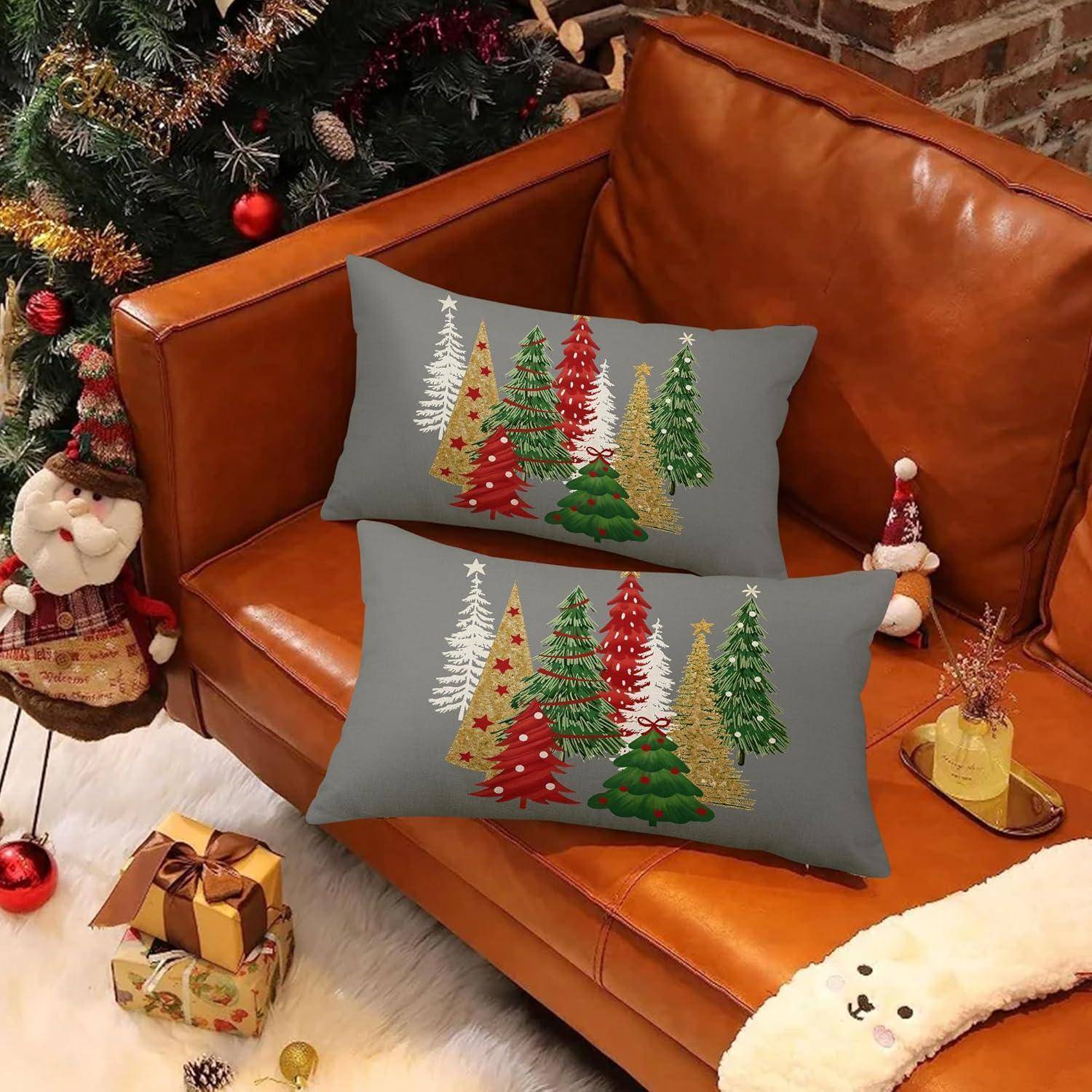 Ein gemütliches Wohnzimmer mit einem braunen Ledersofa, geschmückt mit weihnachtlichen Kissen, die bunte Bäume zeigen. Eine festliche Atmosphäre mit Geschenken und Weihnachtsdekoration.
