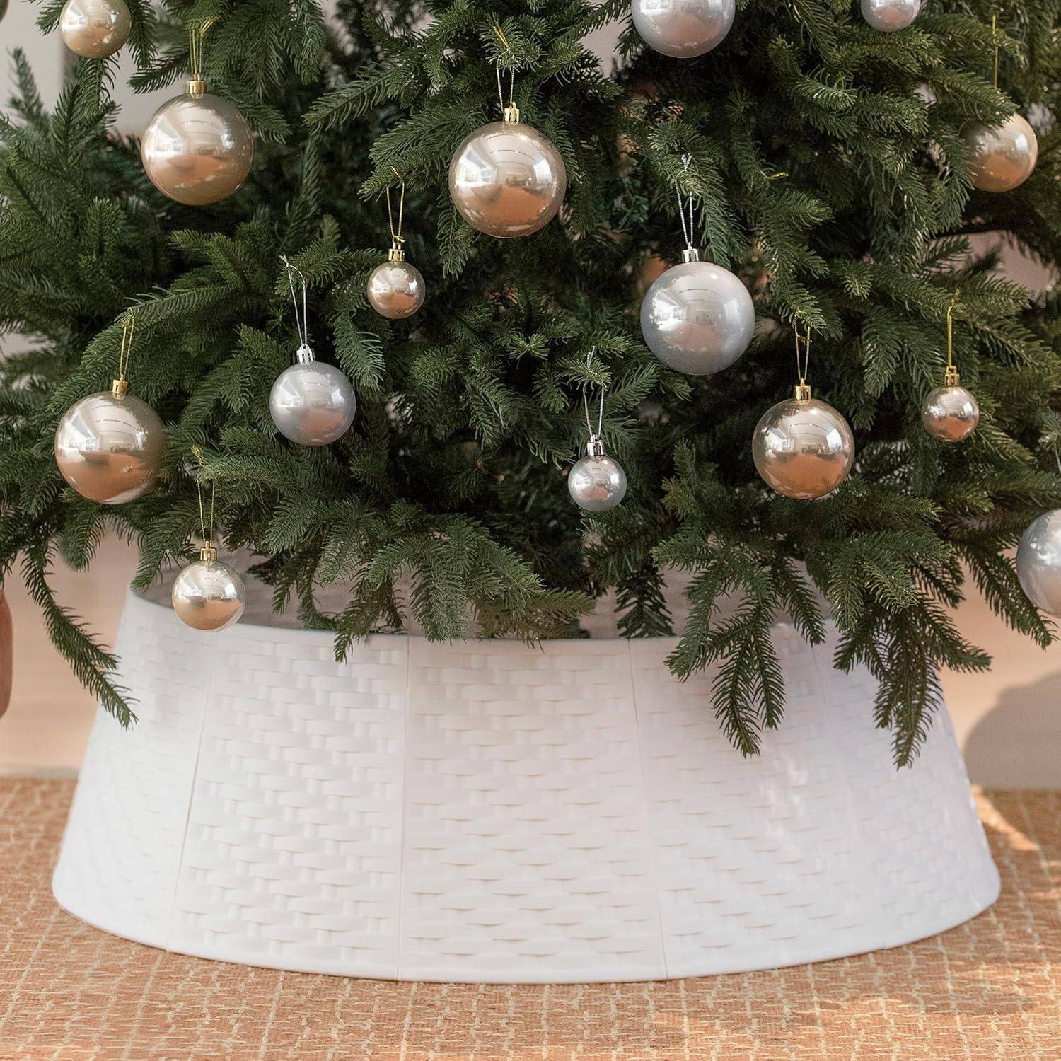 Ein Weihnachtsbaum mit silbernen Christbaumkugeln in einem weißen Korb, aufgestellt auf einer gewebten braunen Matte.